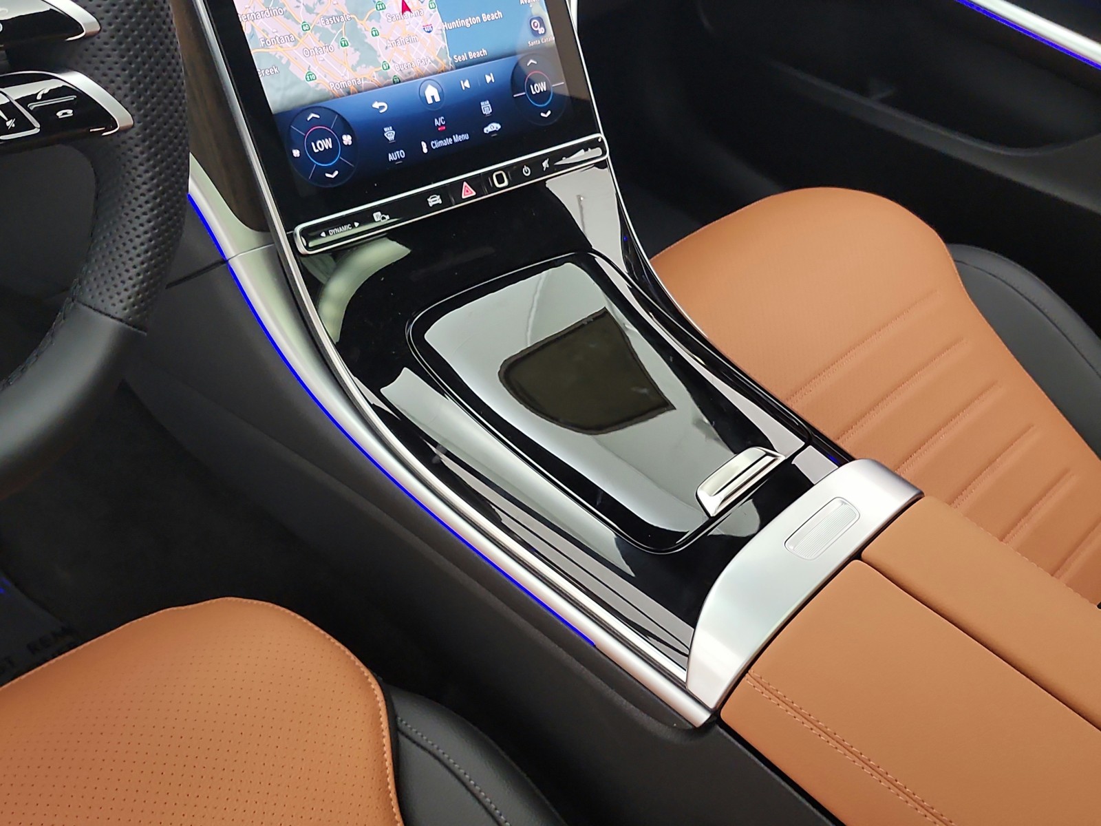 New 2026 MANUFAKTUR Moonlight White Metallic Mercedes-Benz C 300 image 10