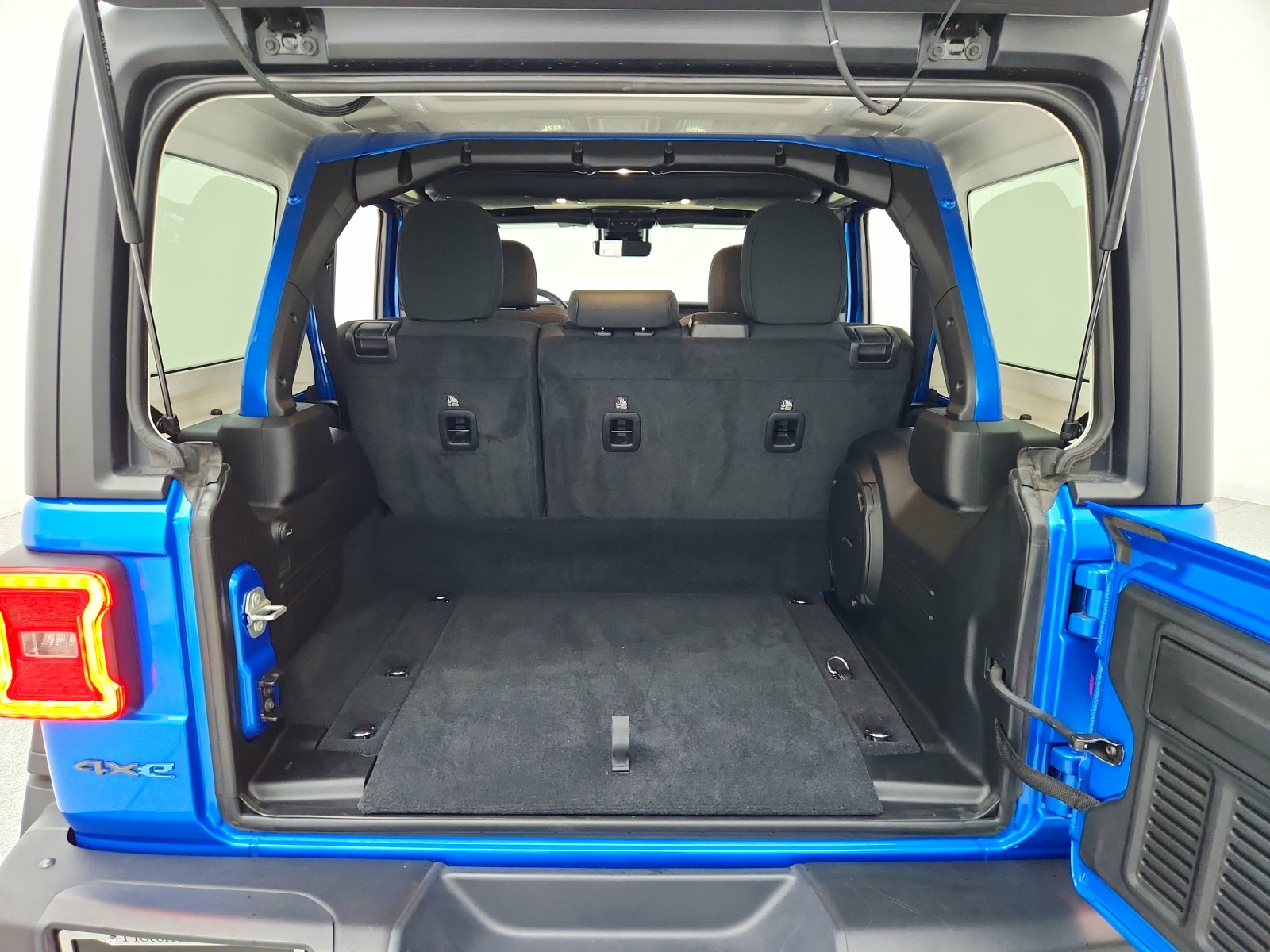 Used 2024 Hydro Blue Pearlcoat Jeep Rubicon image 32