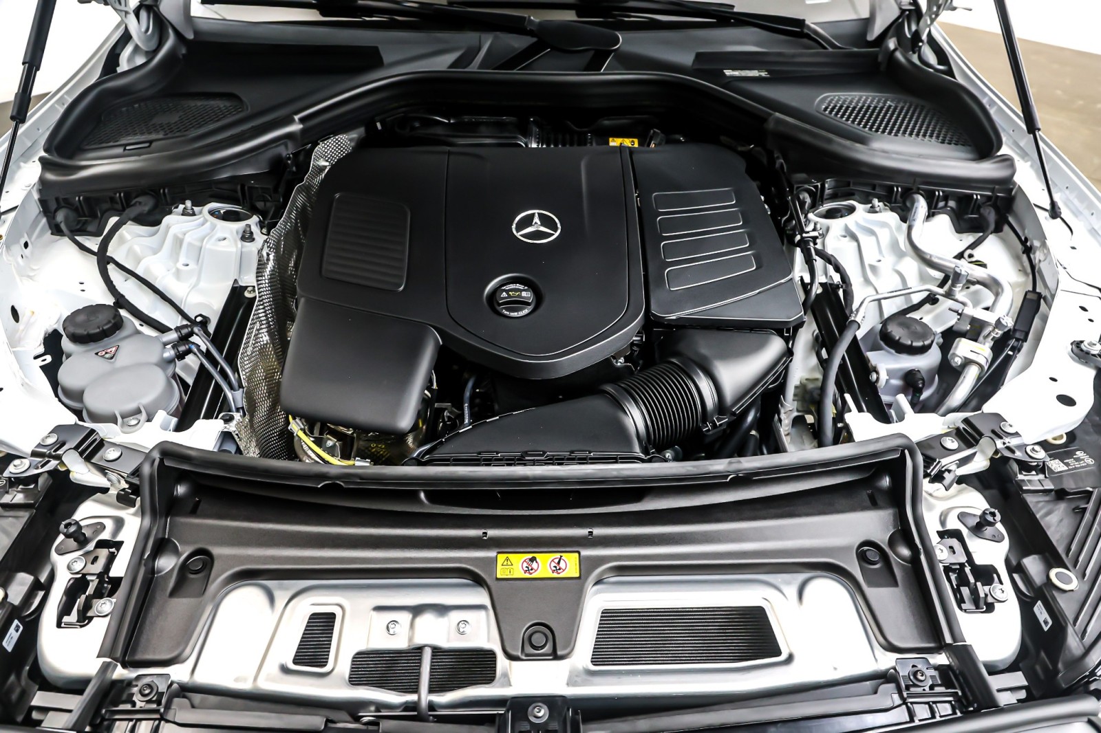 New 2026 Polar White Mercedes-Benz GLC 300 image 11