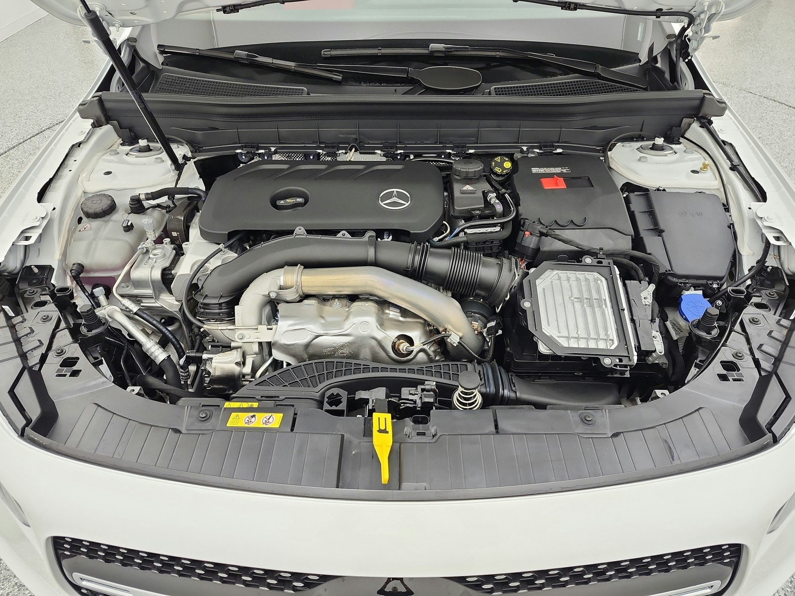 New 2026 Polar White Mercedes-Benz GLB 250 SUV image 12