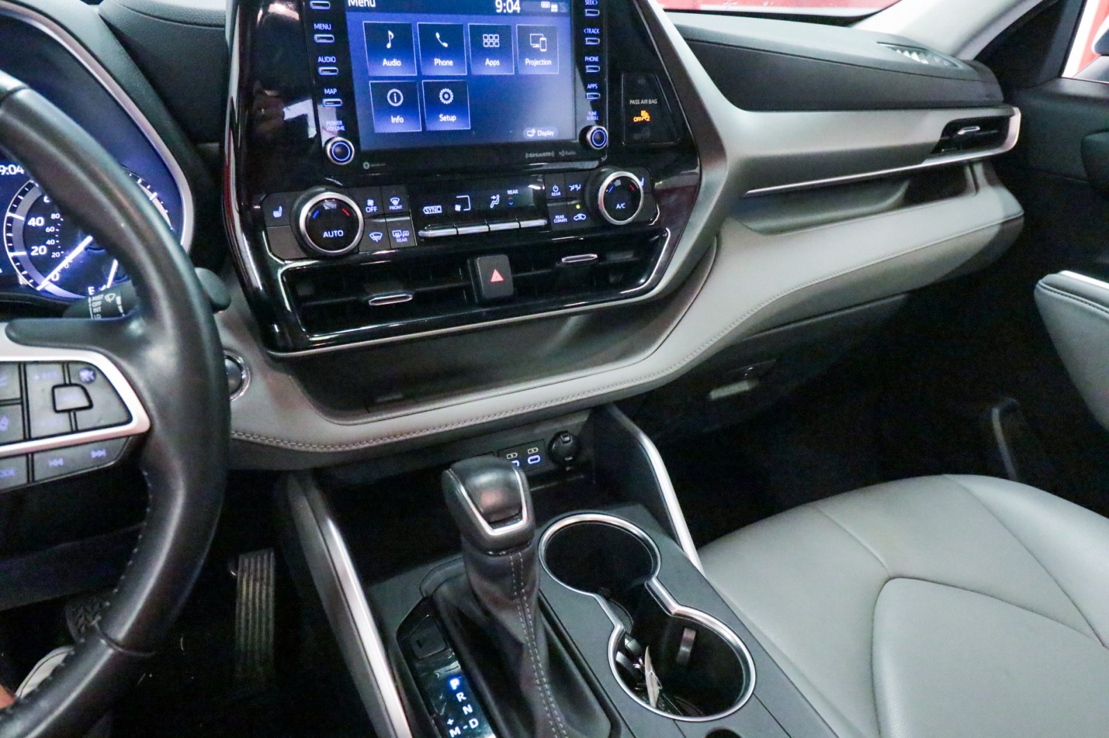 Used Car 2022 Toyota Highlander  Xle For Sale Under $35,000 In Austin, Texas