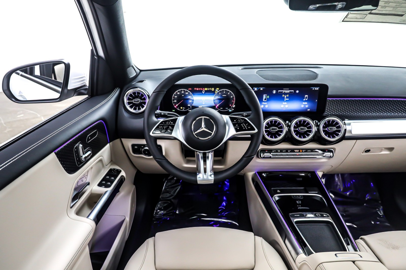 New 2026 Polar White Mercedes-Benz GLB 250 image 4