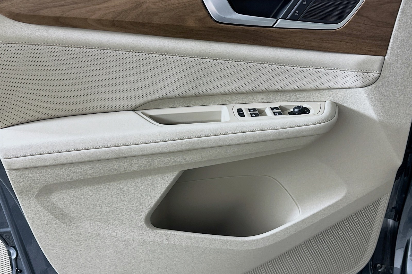 Used 2024 Platinum Gray Metallic Volkswagen 2.0T SE image 22