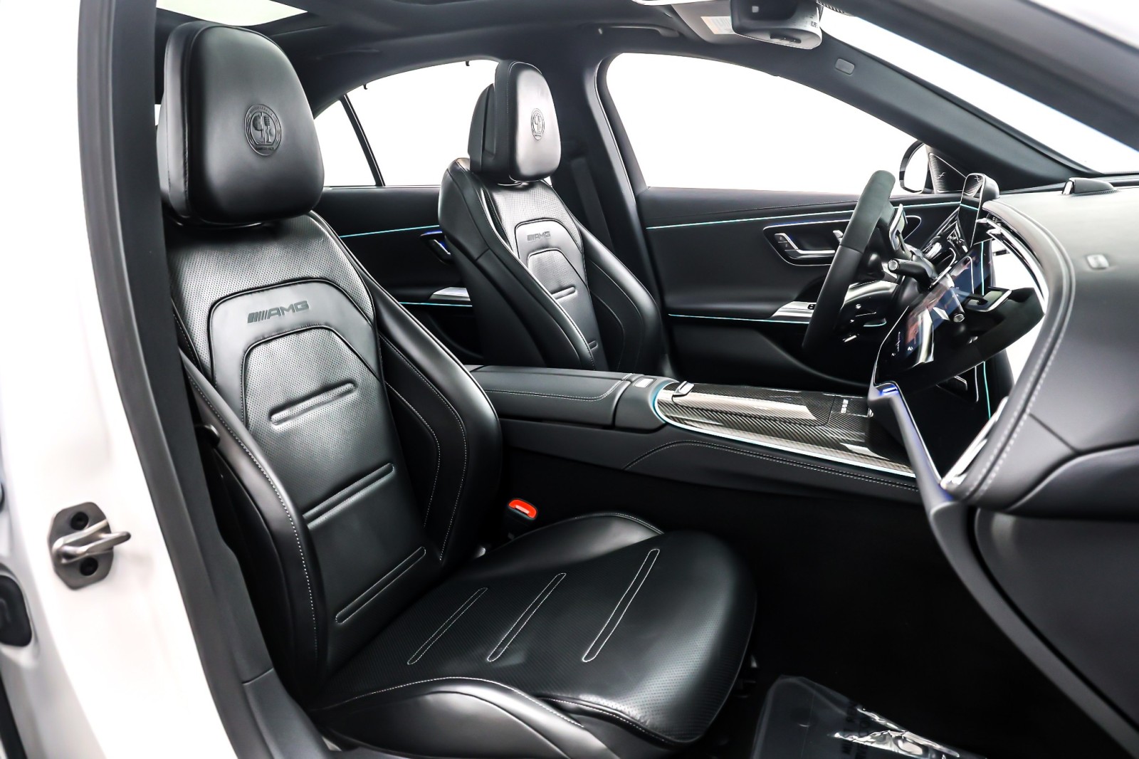 New 2026 MANUFAKTUR Moonlight White Magno Mercedes-Benz AMG® E 53 E image 7