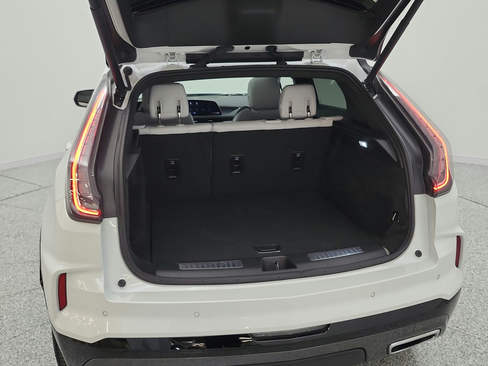 Used 2025 Crystal White Tricoat Cadillac FWD 4dr Sport image 21