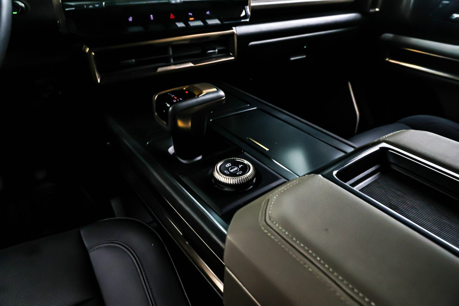 Used 2025 Interstellar White GMC e4WD 4dr 3X image 5