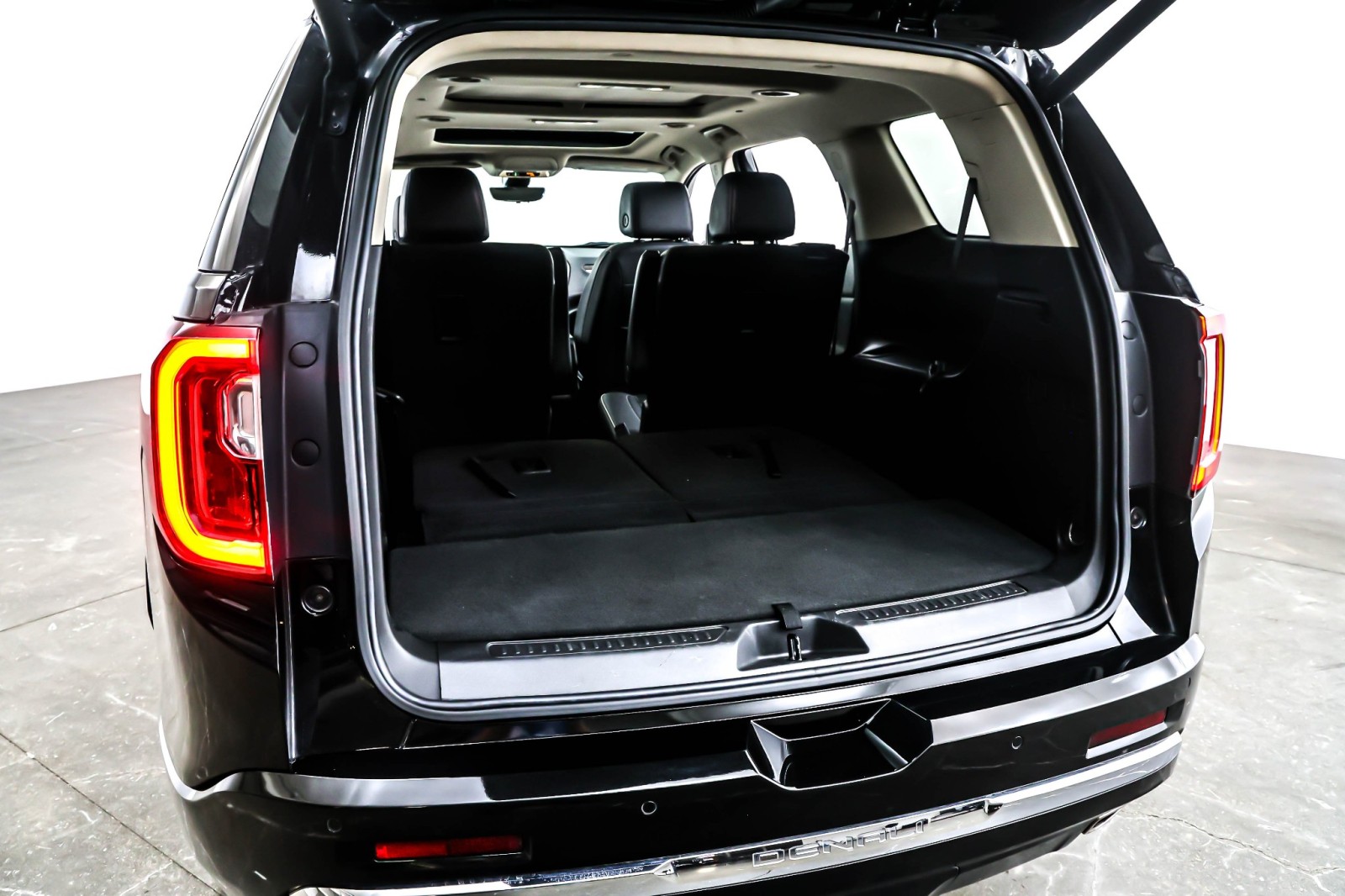 Used 2023 Ebony Twilight Metallic GMC AWD 4dr Denali image 23