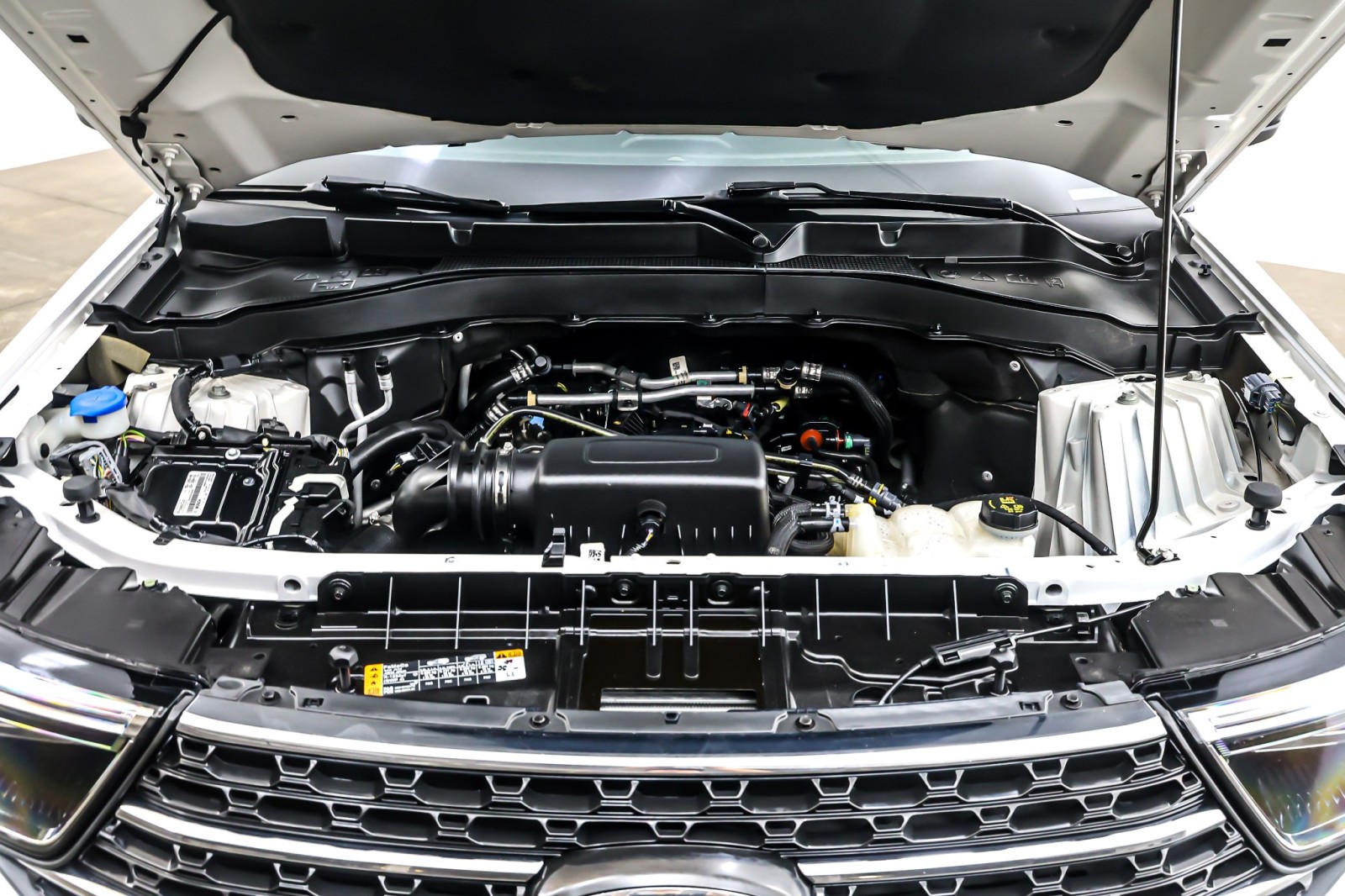 Used 2023 Oxford White Ford XLT RWD image 11