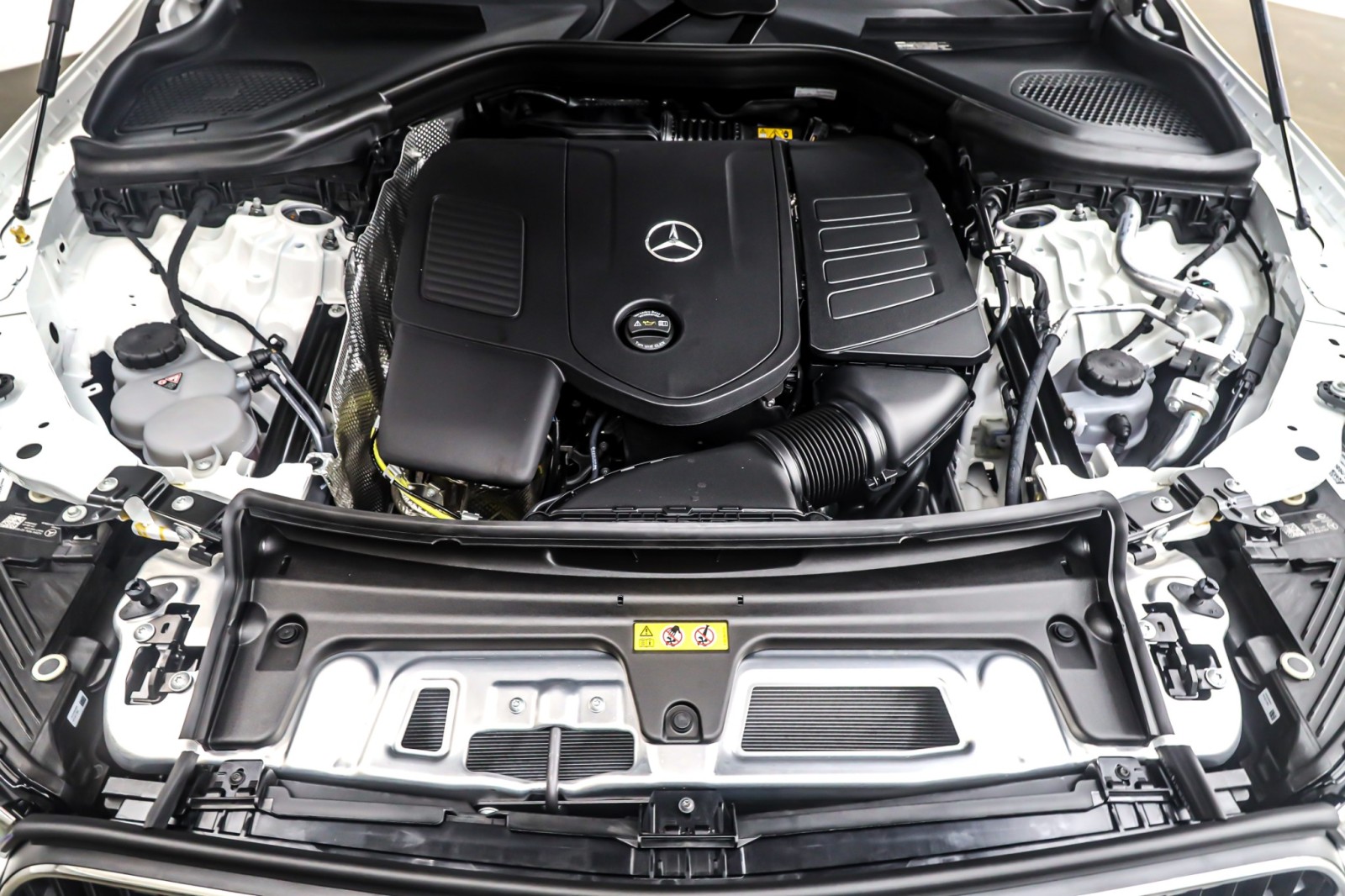 New 2026 Polar White Mercedes-Benz GLC 300 image 11