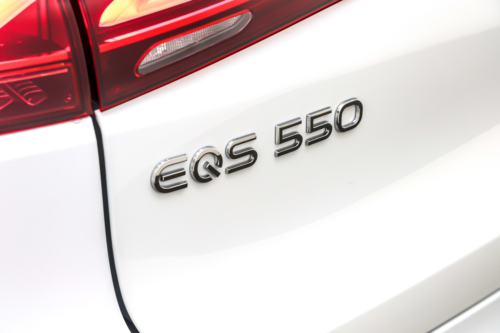 New 2026 MANUFAKTUR Moonlight White Metallic Mercedes-Benz EQS 550 image 9