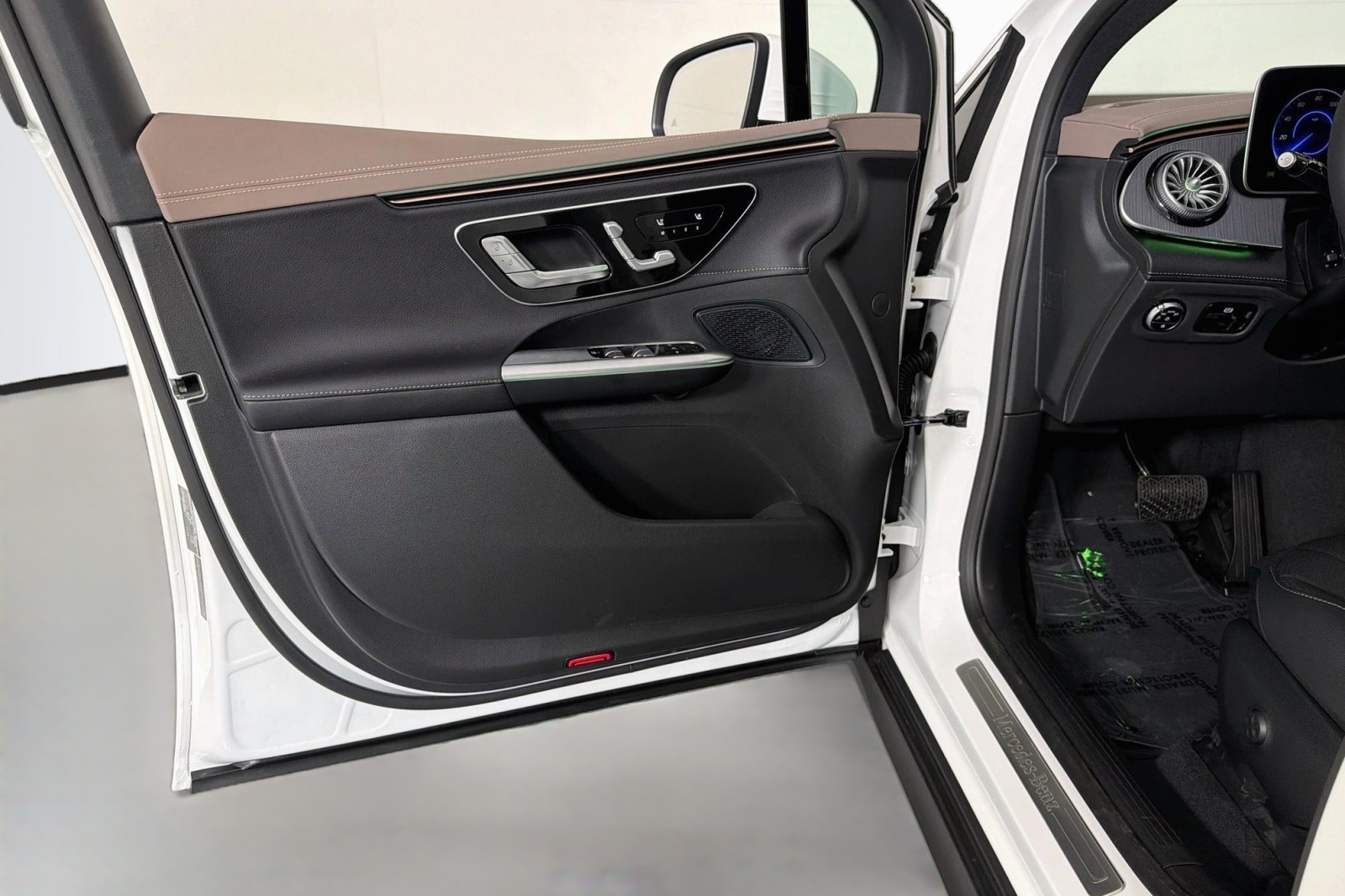 New 2027 Polar White Mercedes-Benz EQE 320 4MATIC® SUV image 19