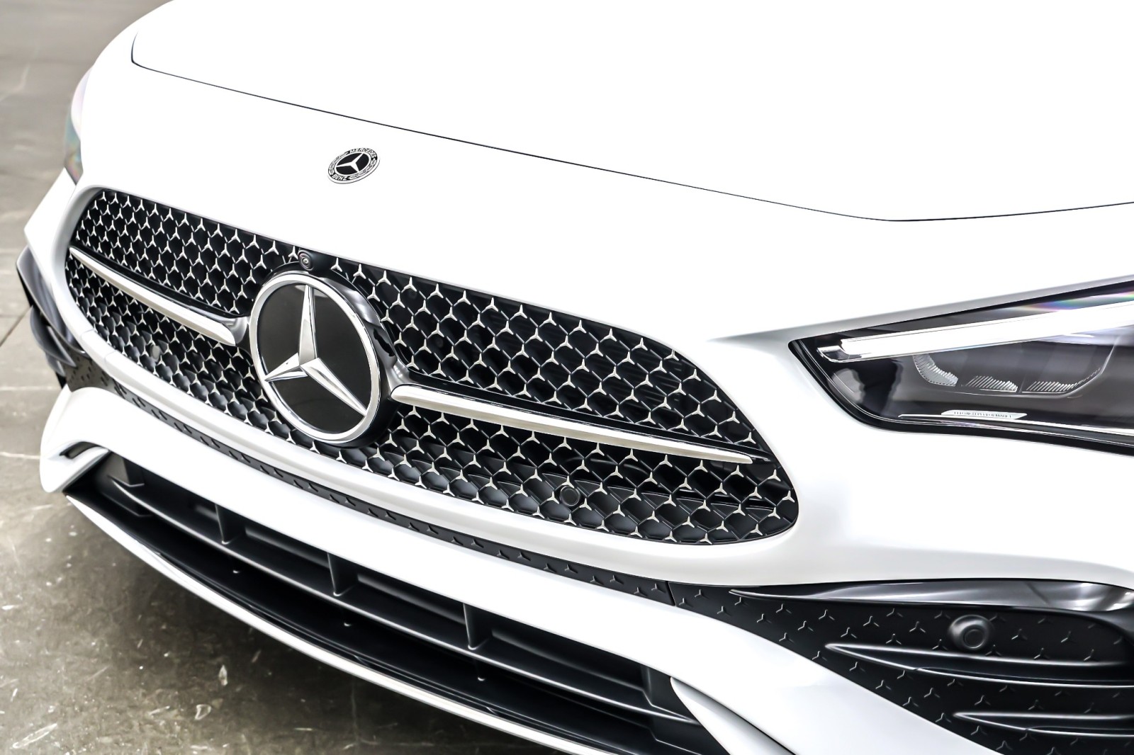 New 2026 MANUFAKTUR Moonlight White Metallic Mercedes-Benz CLE 300 image 13