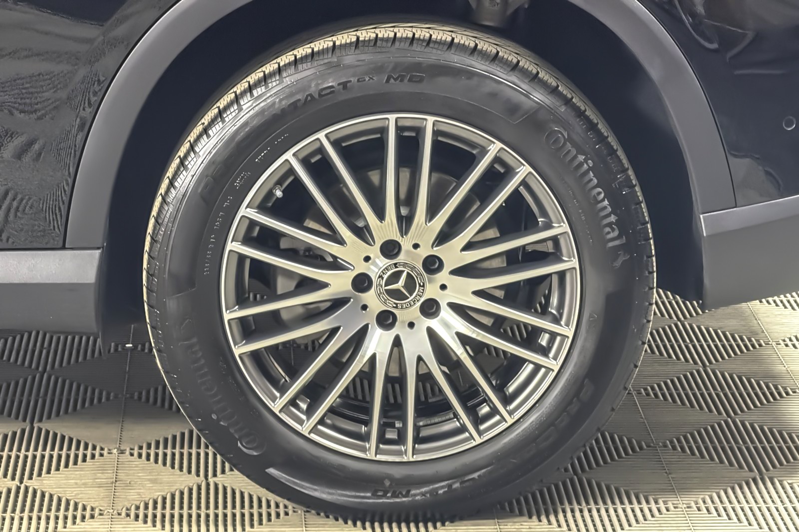 Used 2025 Black Mercedes-Benz GLC 300 SUV image 25