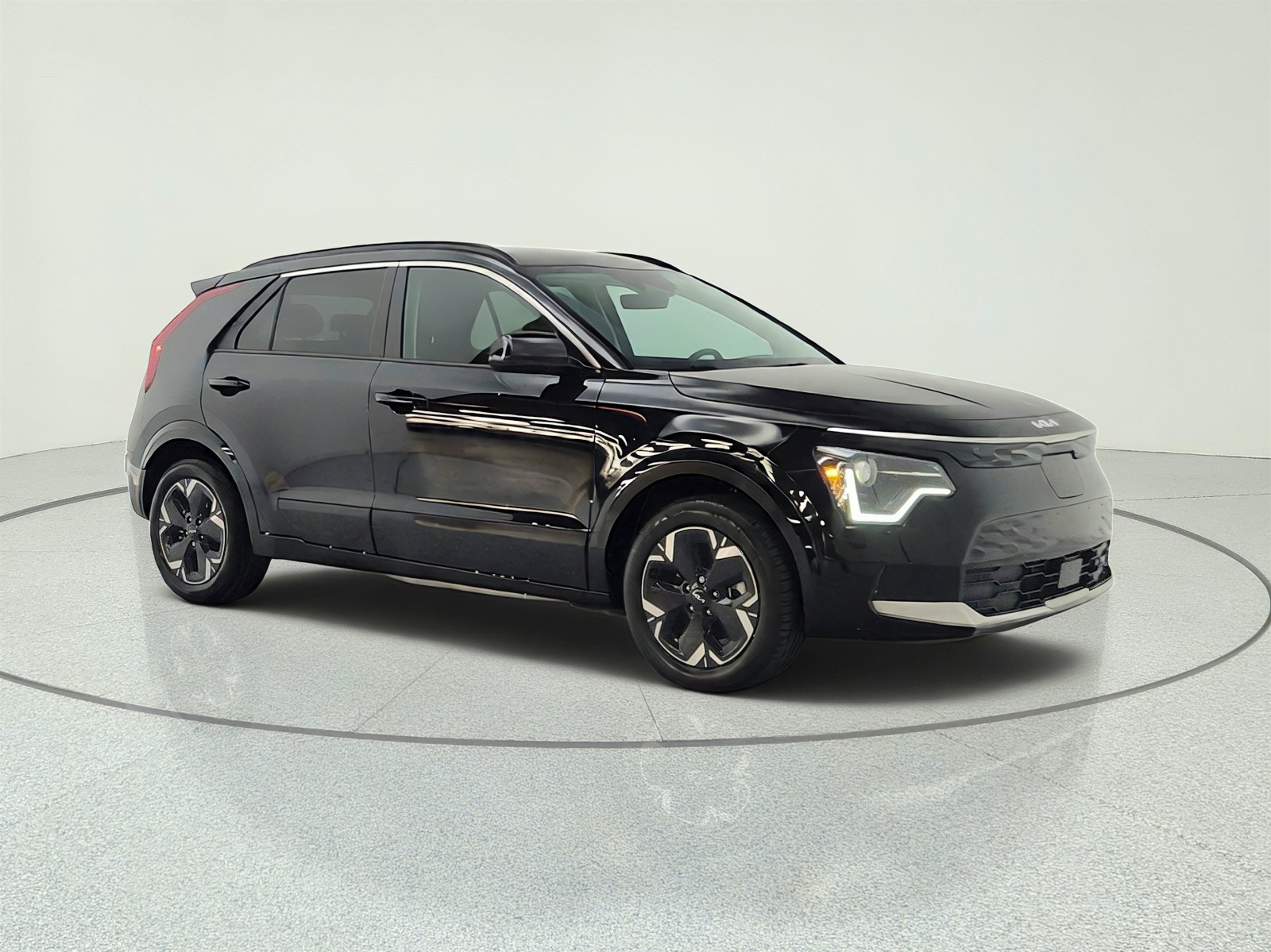 Used 2024 Aurora Black Kia Wind image 3