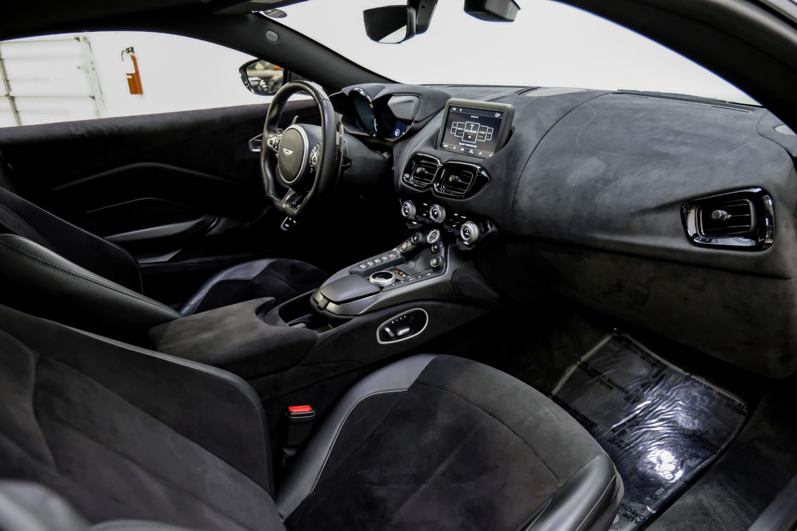 2019 Aston Martin Vantage Coupe CarbonRoof SportsLthrCarbon PremiumAudio Bla 17
