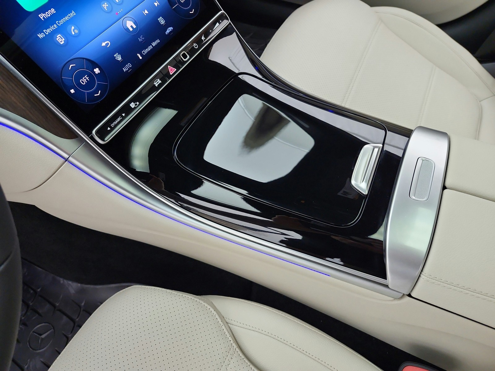 New 2026 MANUFAKTUR Moonlight White Metallic Mercedes-Benz C 300 Sedan image 9