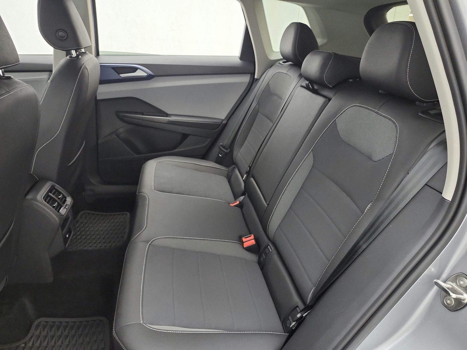 Used 2024 Pyrite Silver Metallic Volkswagen SE FWD image 15