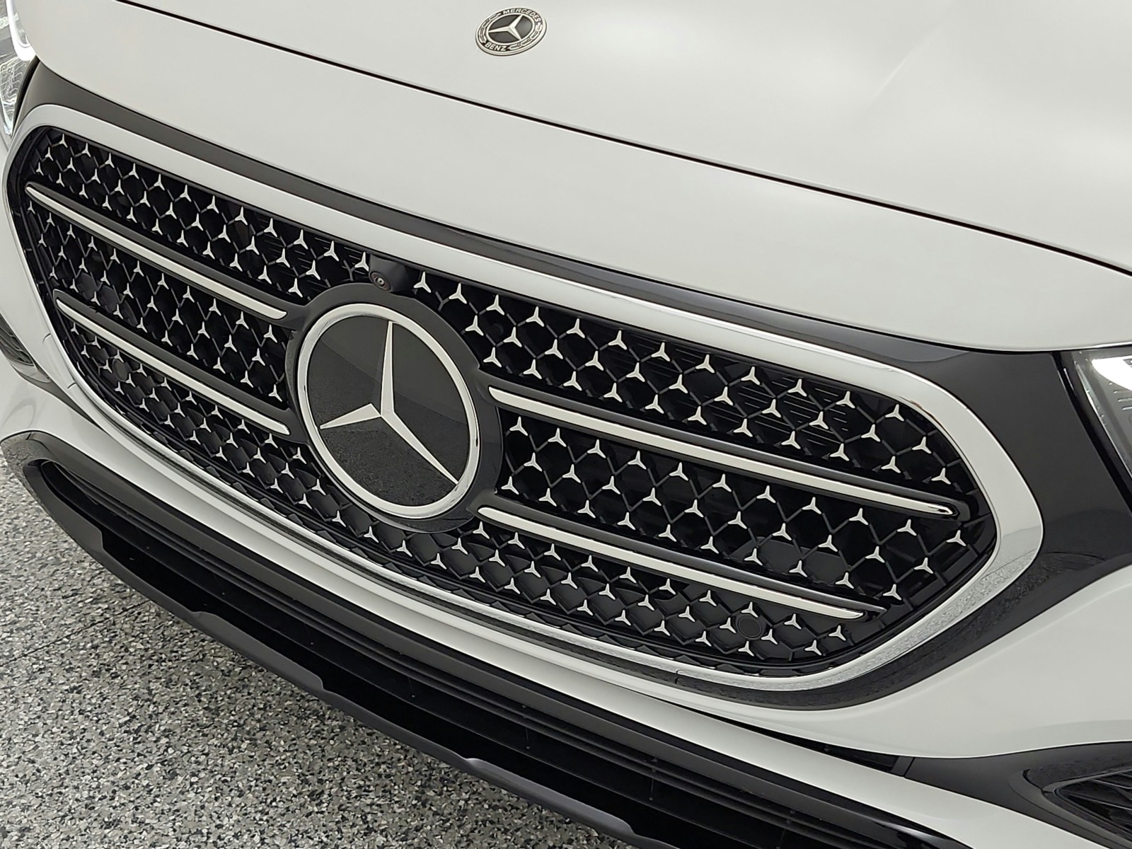 New 2026 MANUFAKTUR Moonlight White Metallic Mercedes-Benz E 450 image 13