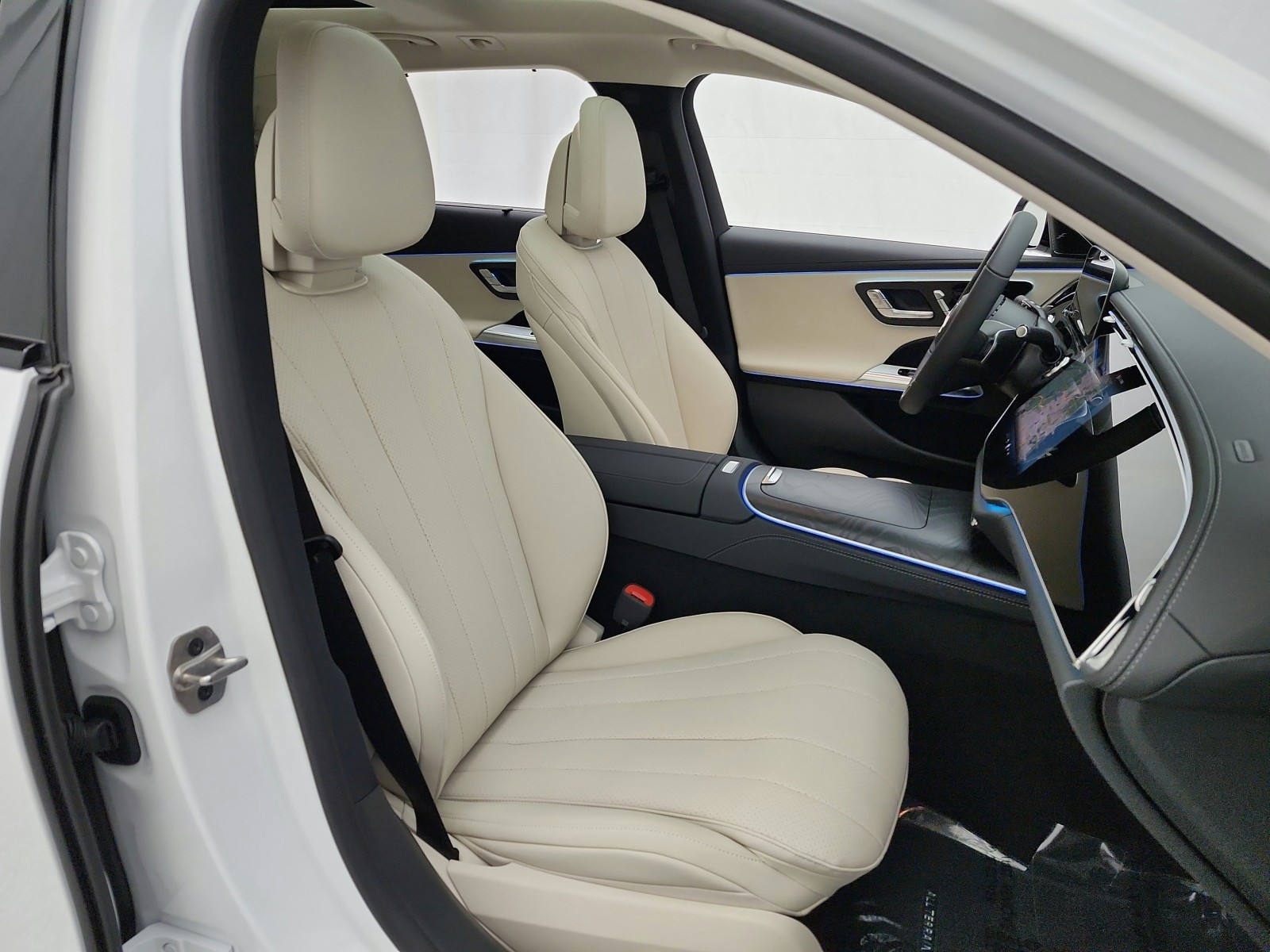 New 2026 MANUFAKTUR Moonlight White Metallic Mercedes-Benz E 450 image 16