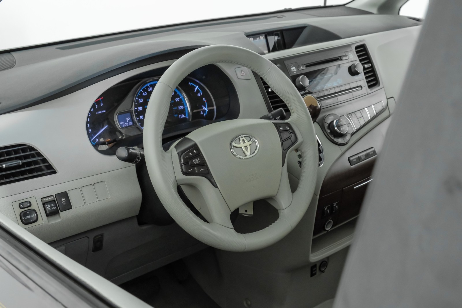 2013 Toyota Sienna XLE 8 PASSENGER SUNROOF LEATHER HEATED SEATS REAR  19