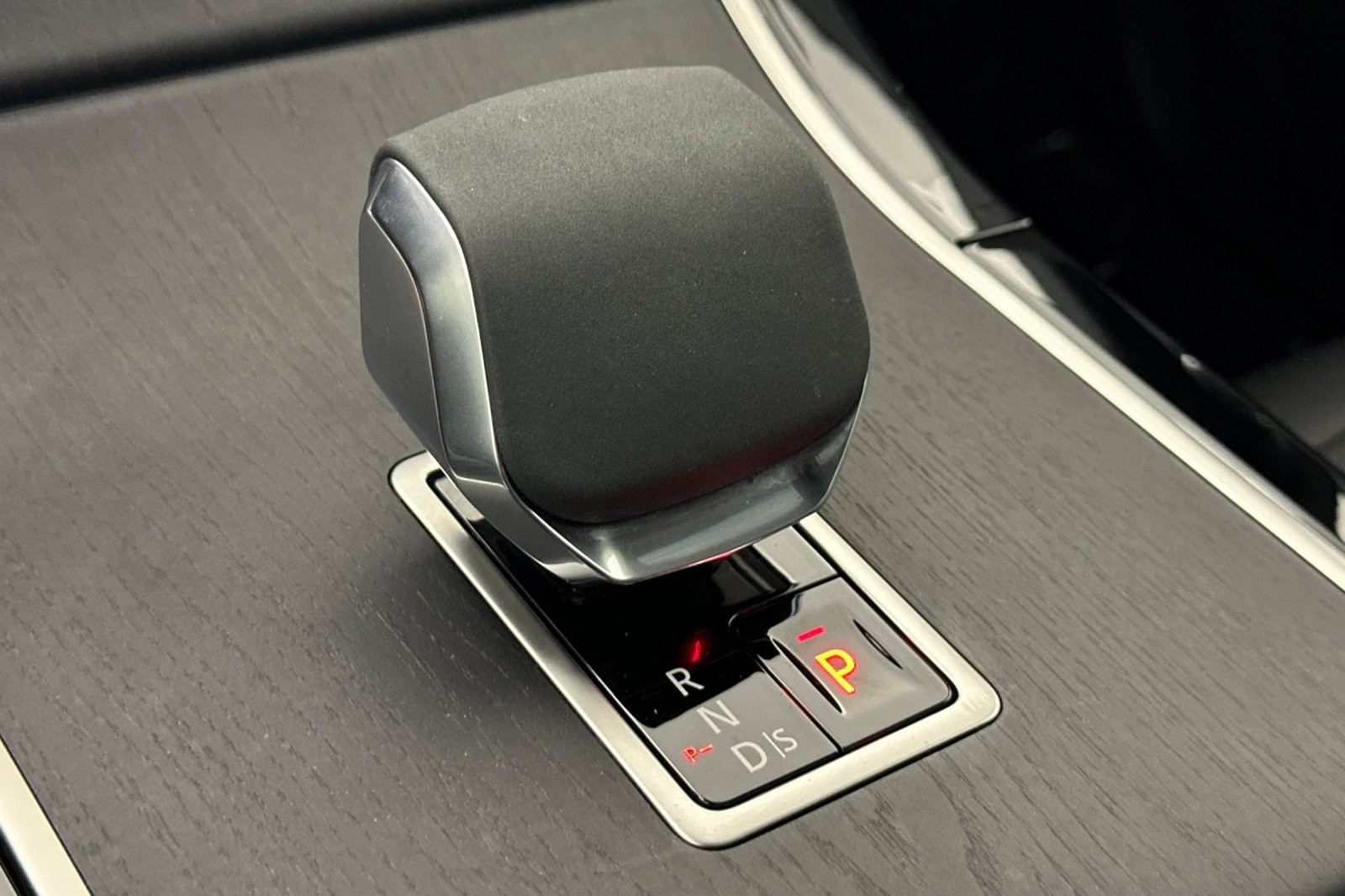 Used 2024 Fuji White Land Rover Dynamic SE AWD image 21