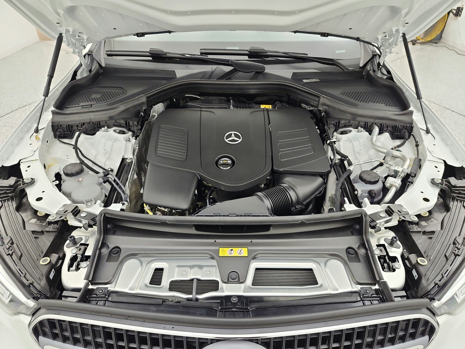 New 2027 Polar White Mercedes-Benz GLC 300 SUV image 12