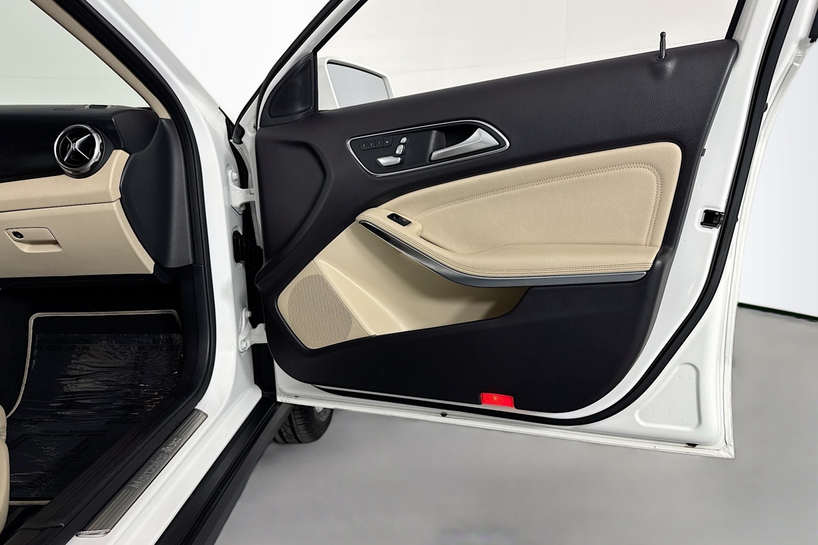 Used 2019 Polar White Mercedes-Benz GLA 250 image 22