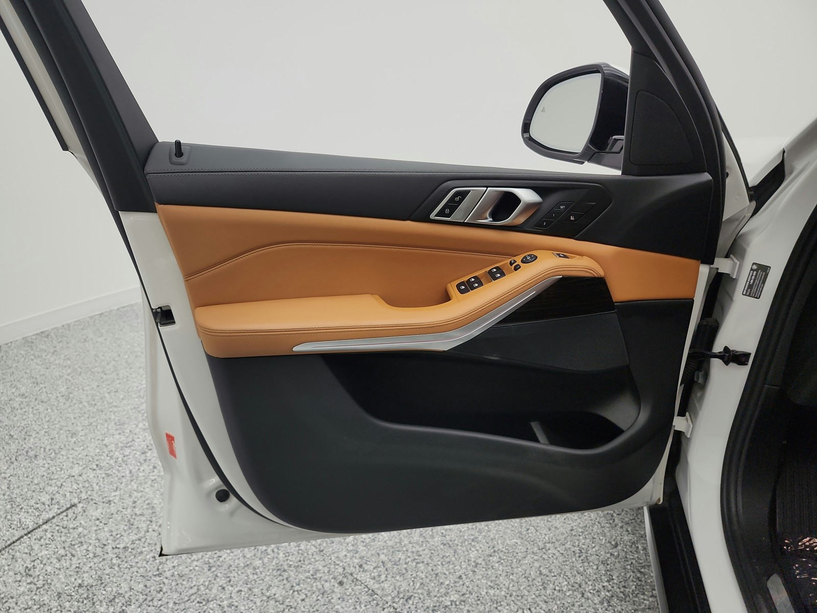 Used 2019 Mineral White Metallic BMW xDrive40i Sports Activity Vehicle image 14