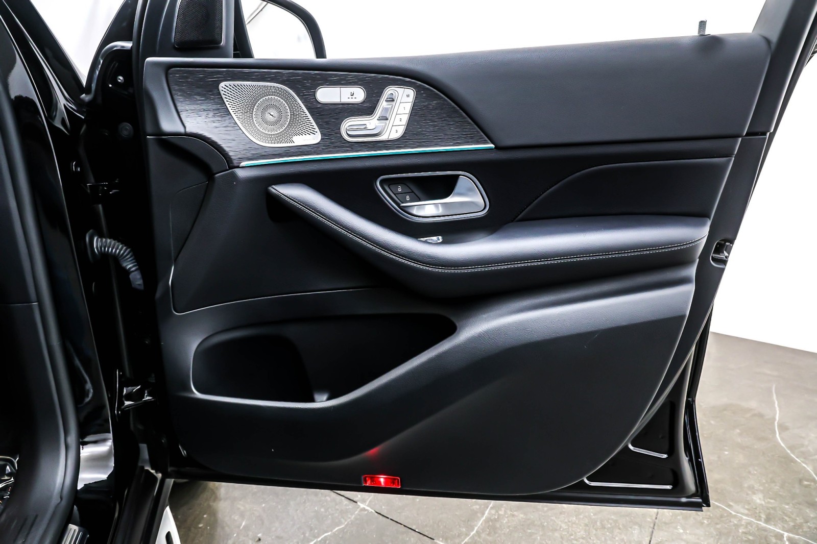 Certified Used 2022 Obsidian Black Metallic Mercedes-Benz GLE 450 4MATIC® SUV image 24