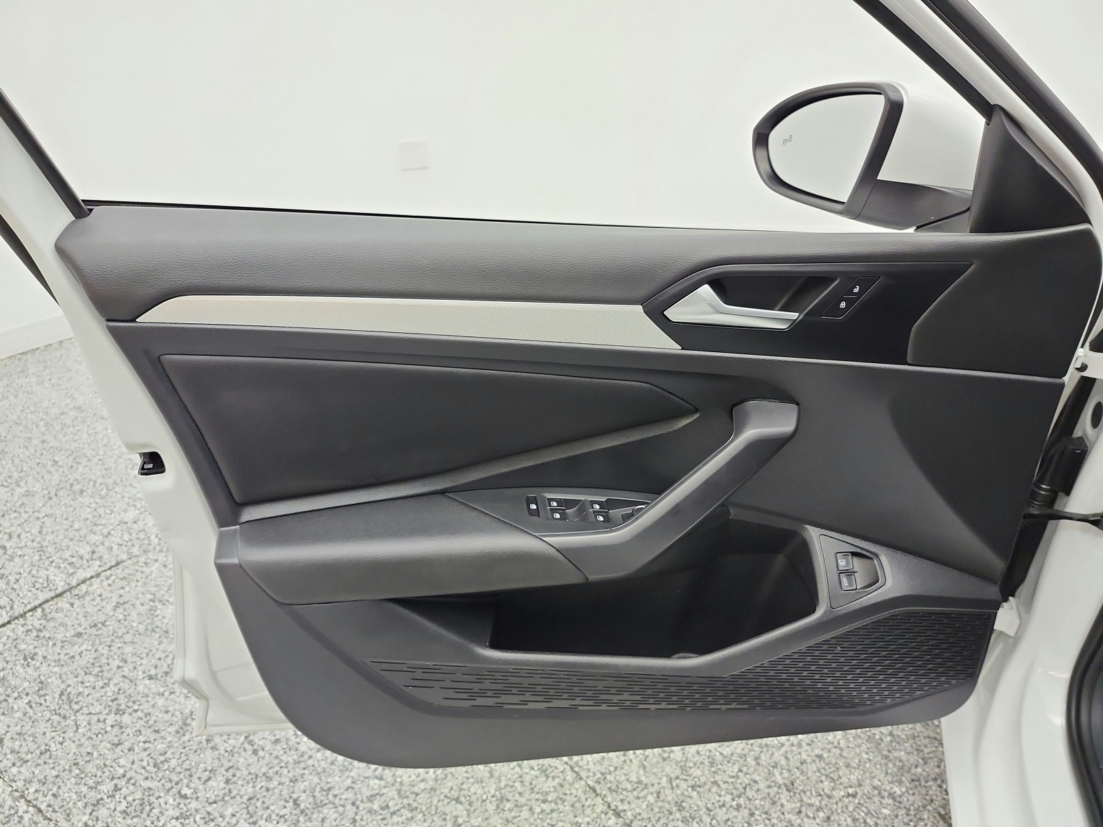 Used 2021 Pure White Volkswagen R-Line Auto image 14
