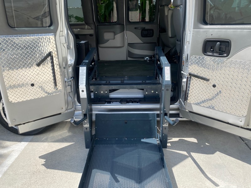 2013 GMC SAVANA HI TOP CONVERSION HANDICAP LIFT LOW MILES 24,857 in , 