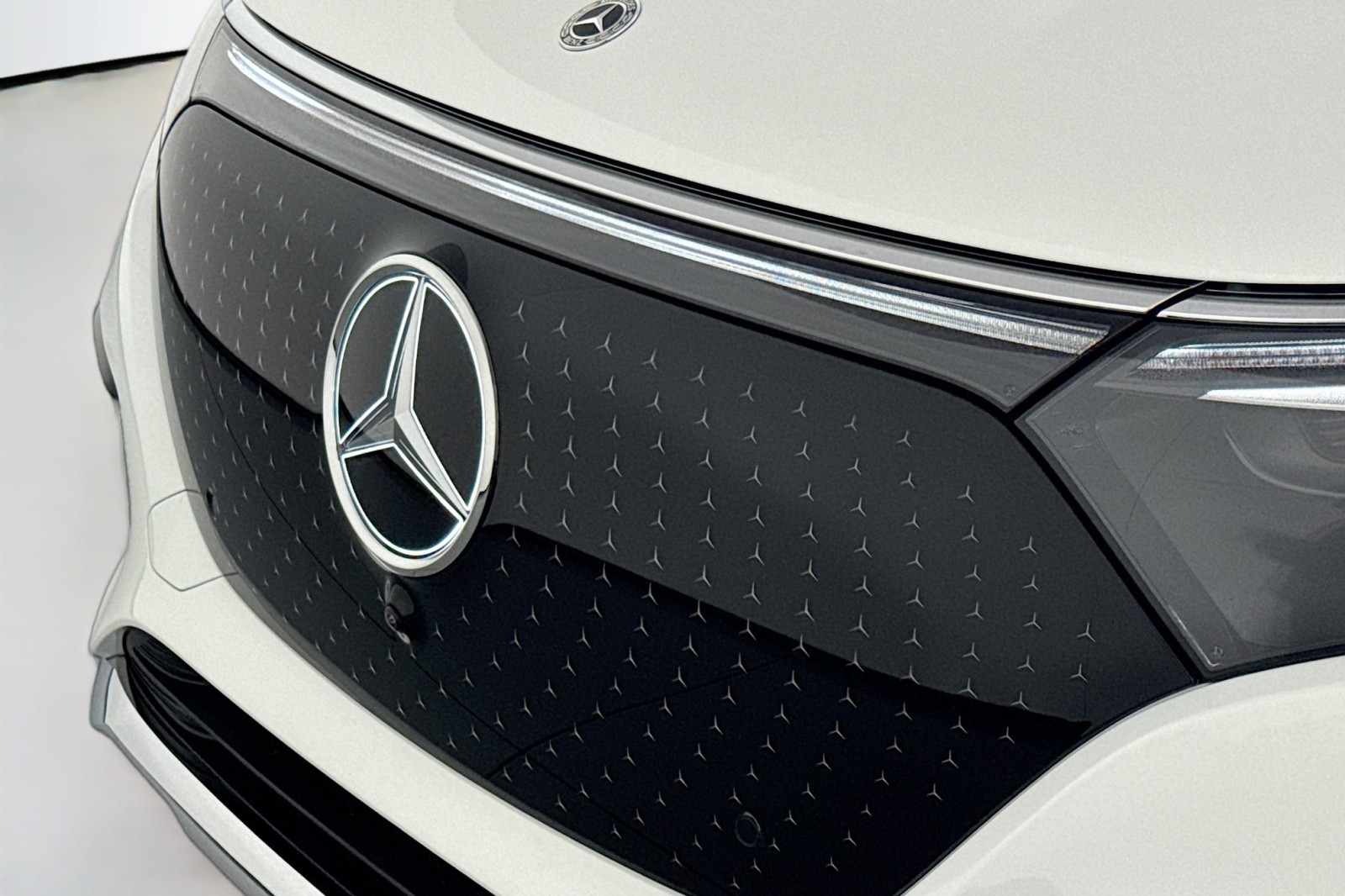 New 2026 Polar White Mercedes-Benz EQS 400 4MATIC® SUV image 12