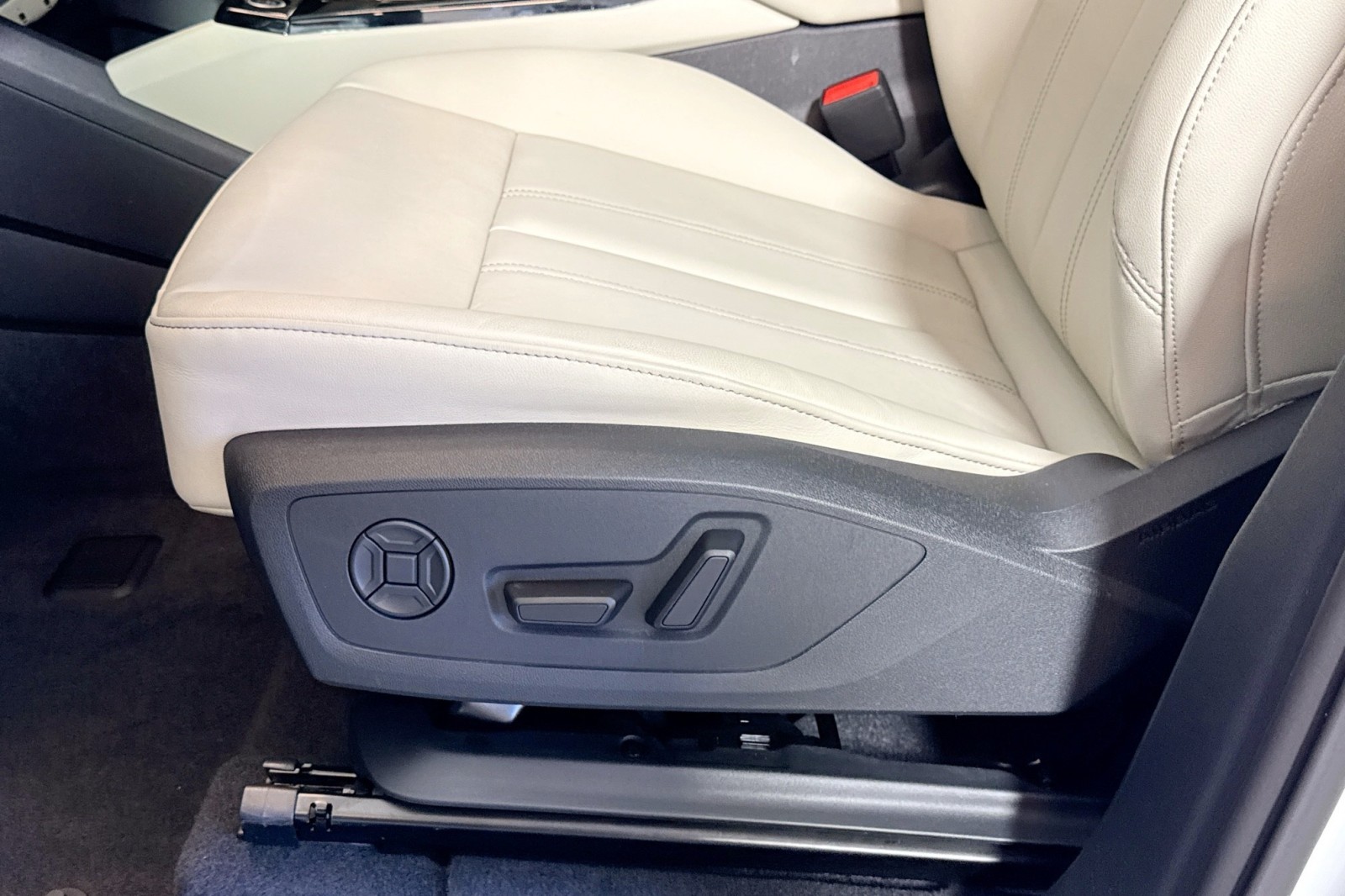 New 2025 Glacier White Metallic Audi Premium quattro image 16