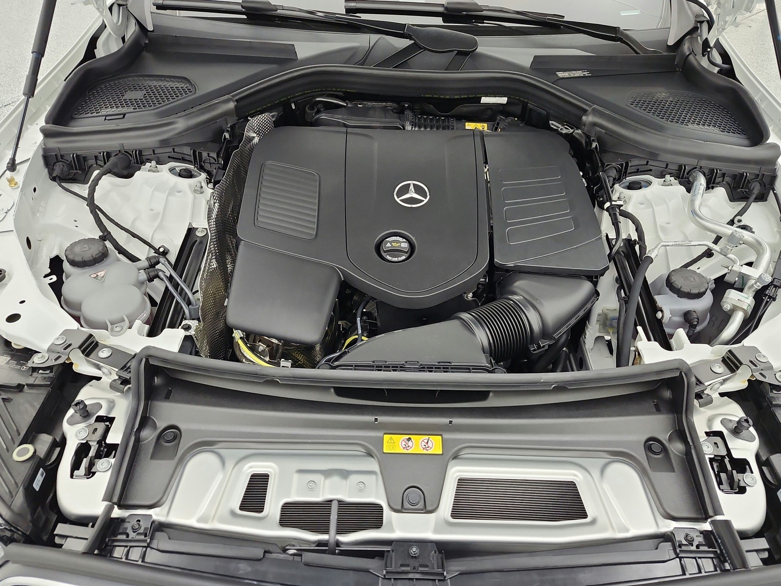 New 2026 Polar White Mercedes-Benz GLC 300 image 13