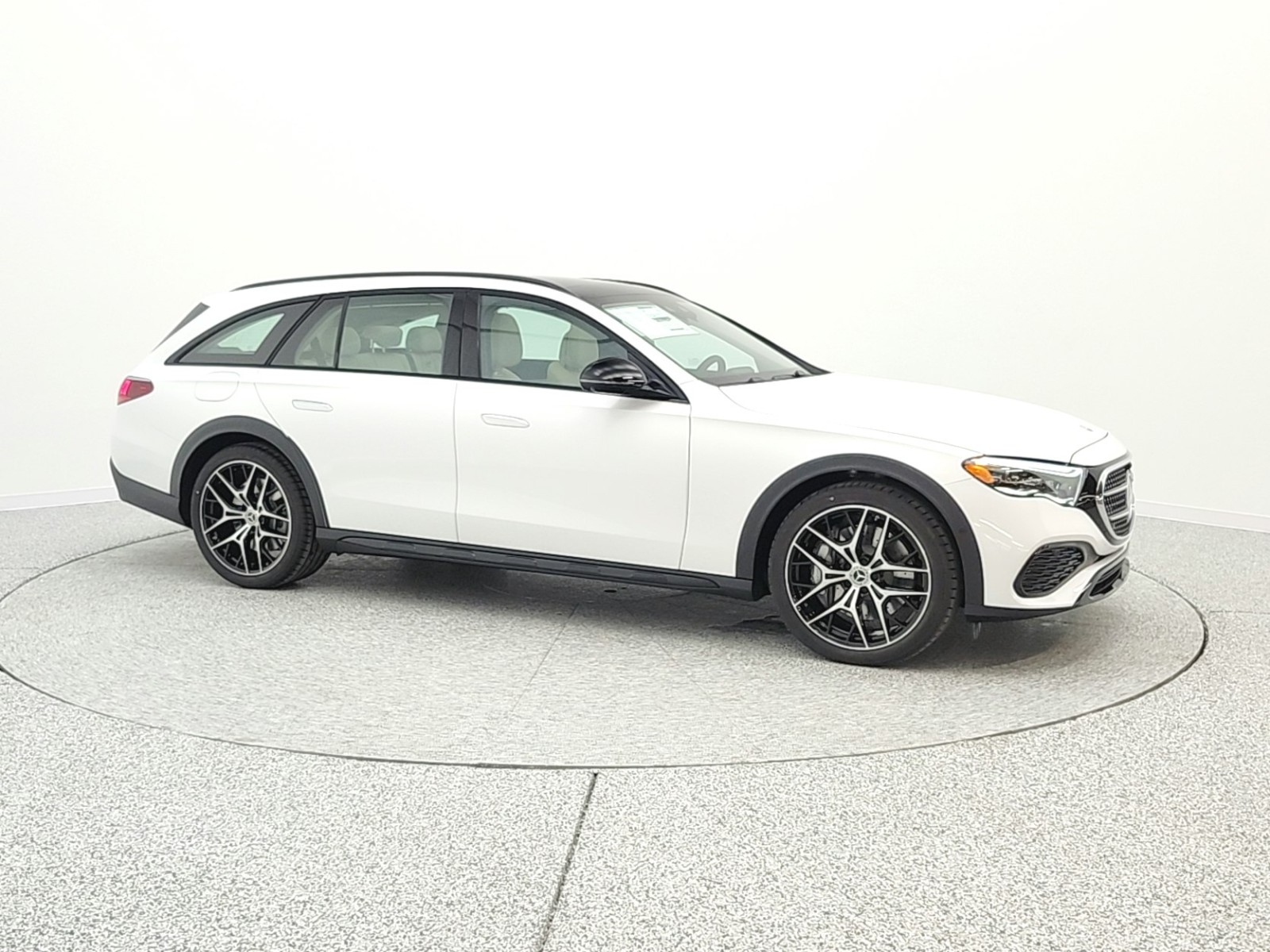 New 2026 MANUFAKTUR Moonlight White Metallic Mercedes-Benz E 450 image 3