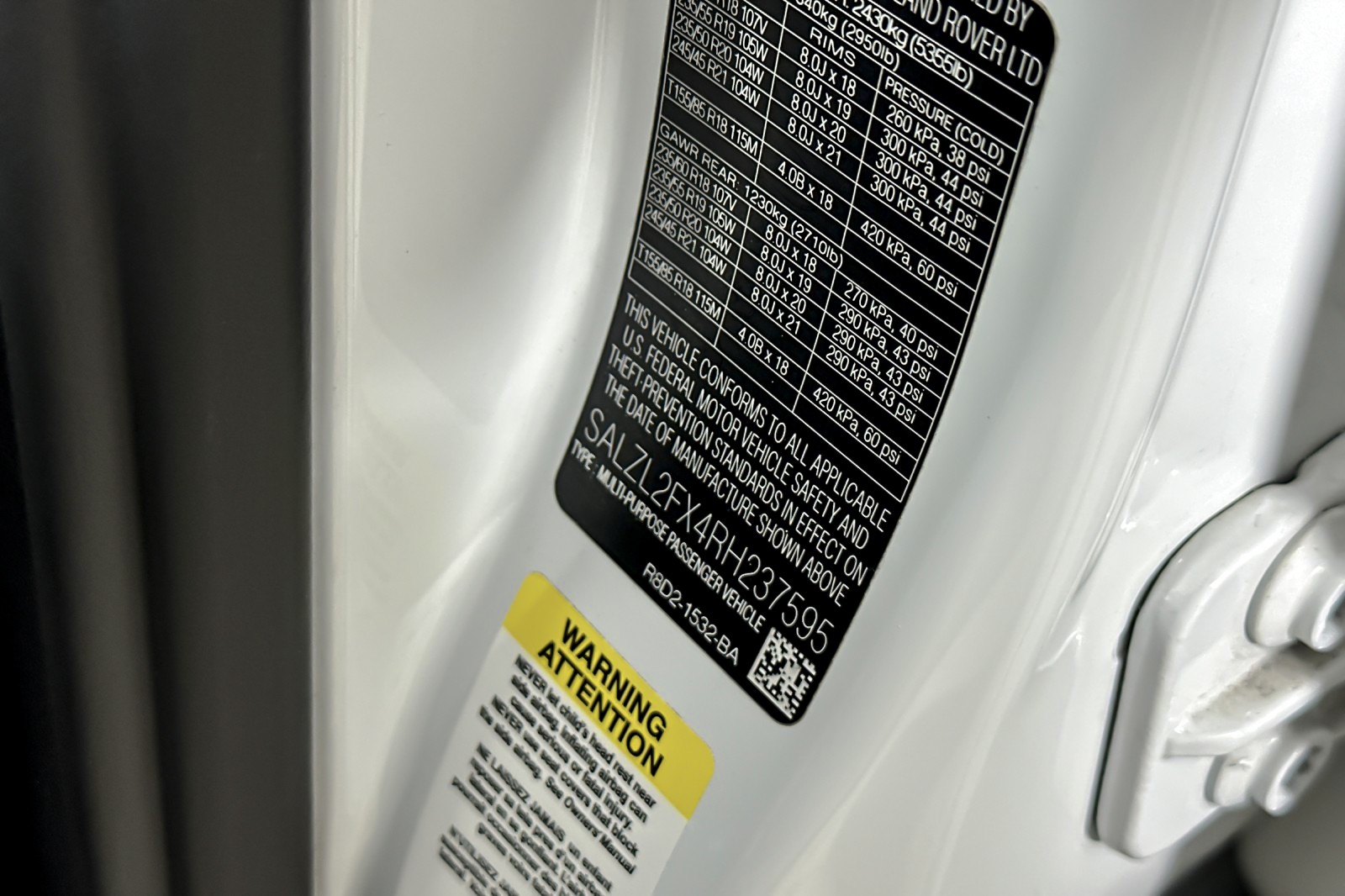 Used 2024 Fuji White Land Rover Dynamic SE AWD image 27