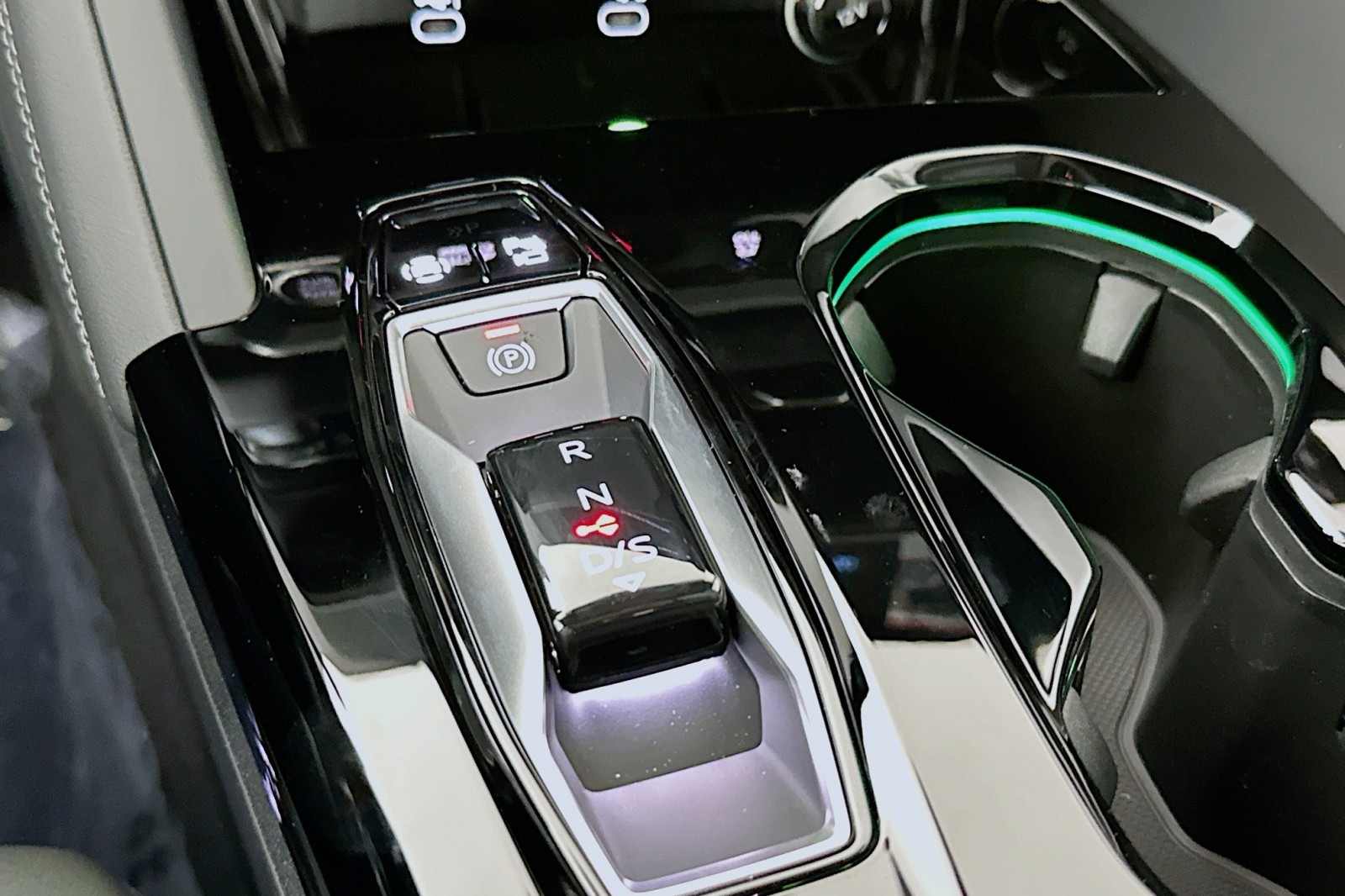 New 2025 Glacier White Metallic Audi Premium Plus image 7