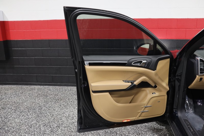 2016 Porsche Cayenne S E-Hybrid 4dr Suv in ,