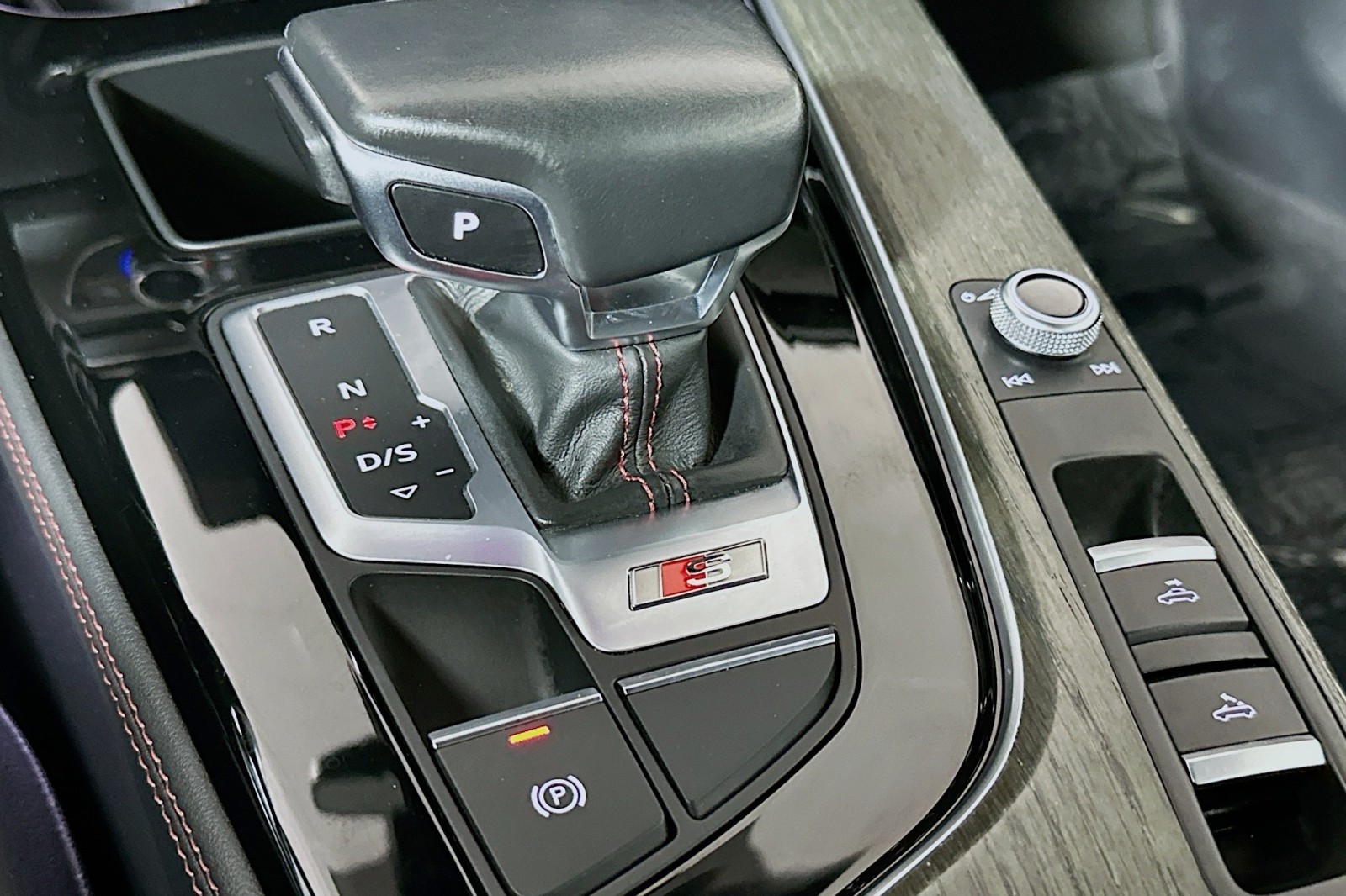 Used 2023 Mythos Black Metallic/Black Roof Audi Premium Plus image 7