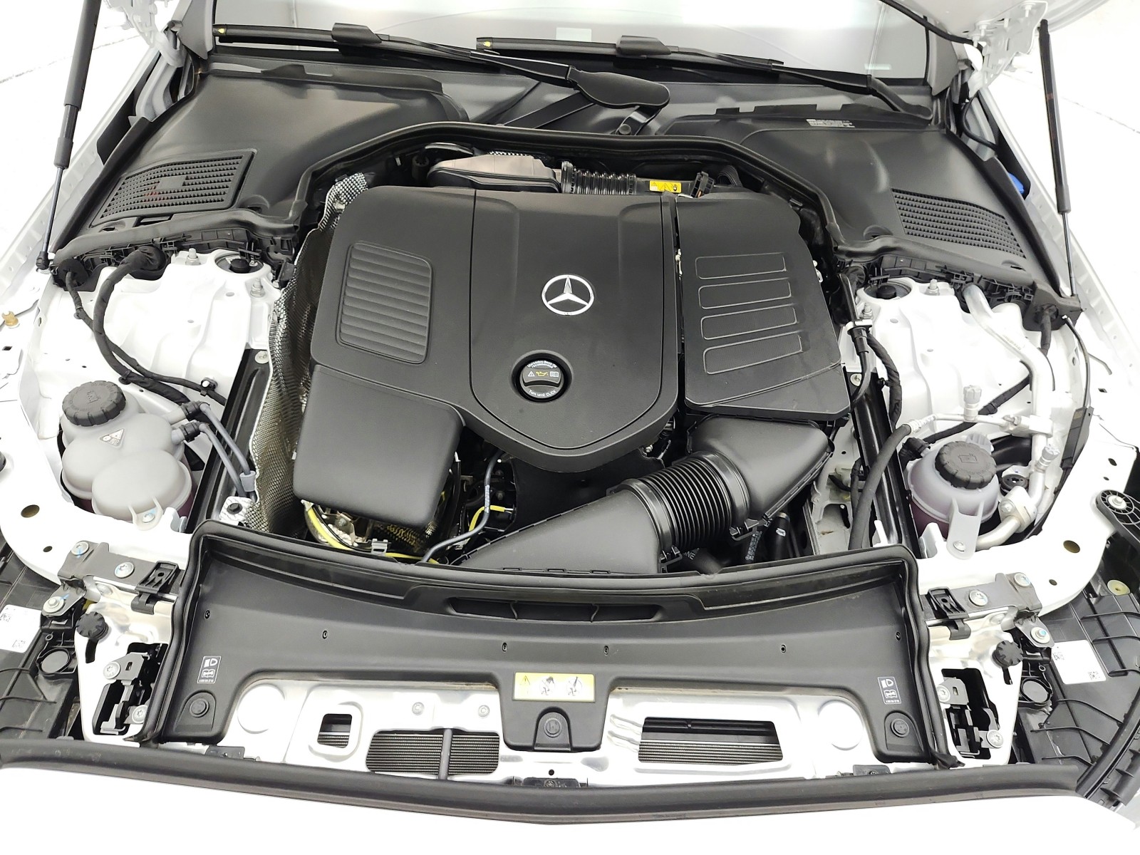 New 2026 MANUFAKTUR Moonlight White Metallic Mercedes-Benz C 300 image 13