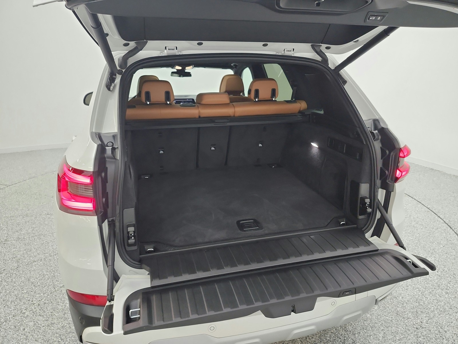 Used 2019 Mineral White Metallic BMW xDrive40i Sports Activity Vehicle image 28