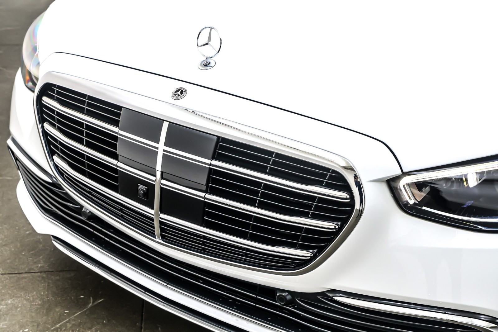 New 2026 MANUFAKTUR Moonlight White Metallic Mercedes-Benz S 580 4MATIC® Sedan image 13