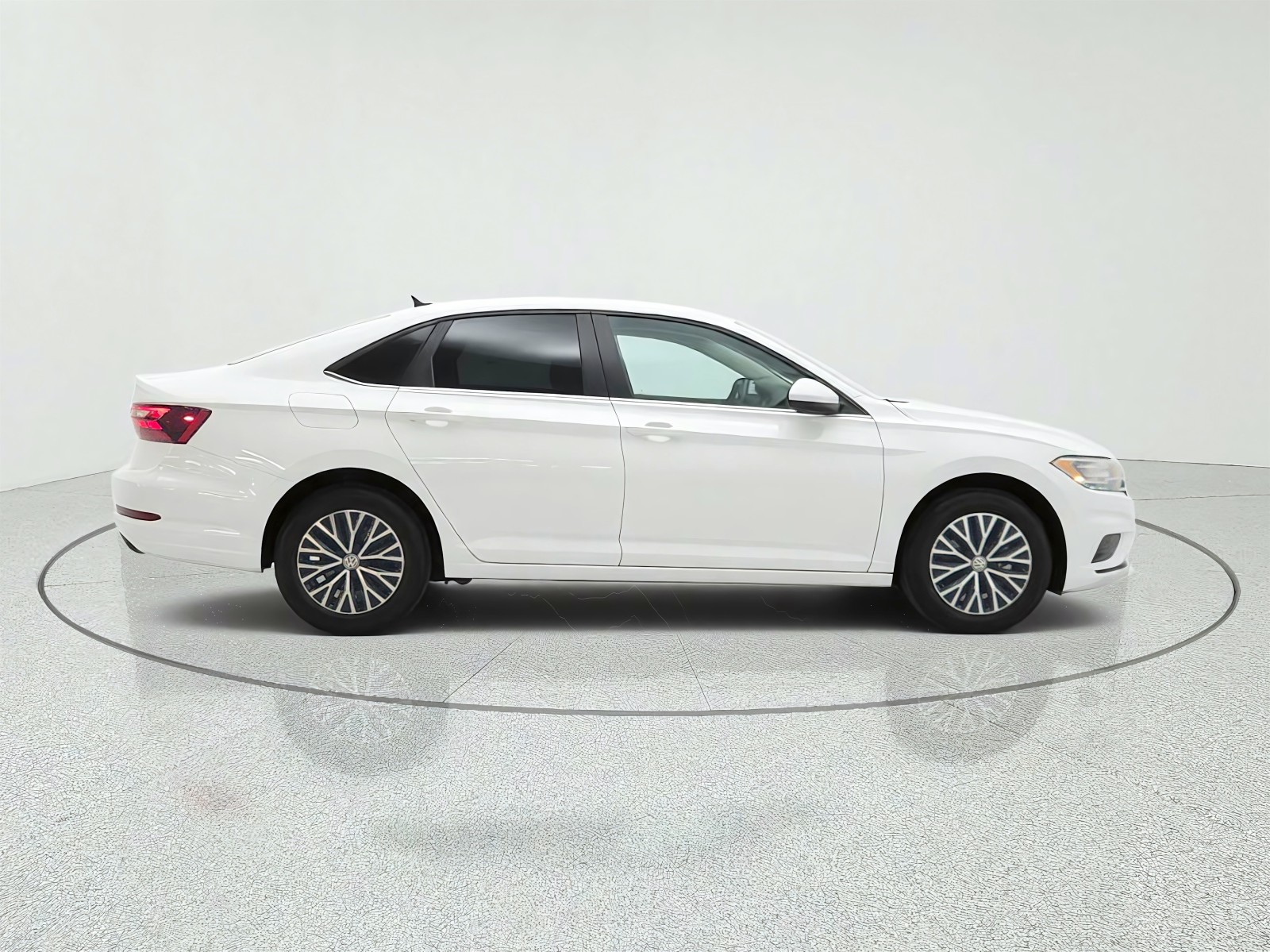 Used 2021 Pure White Volkswagen R-Line Auto image 4