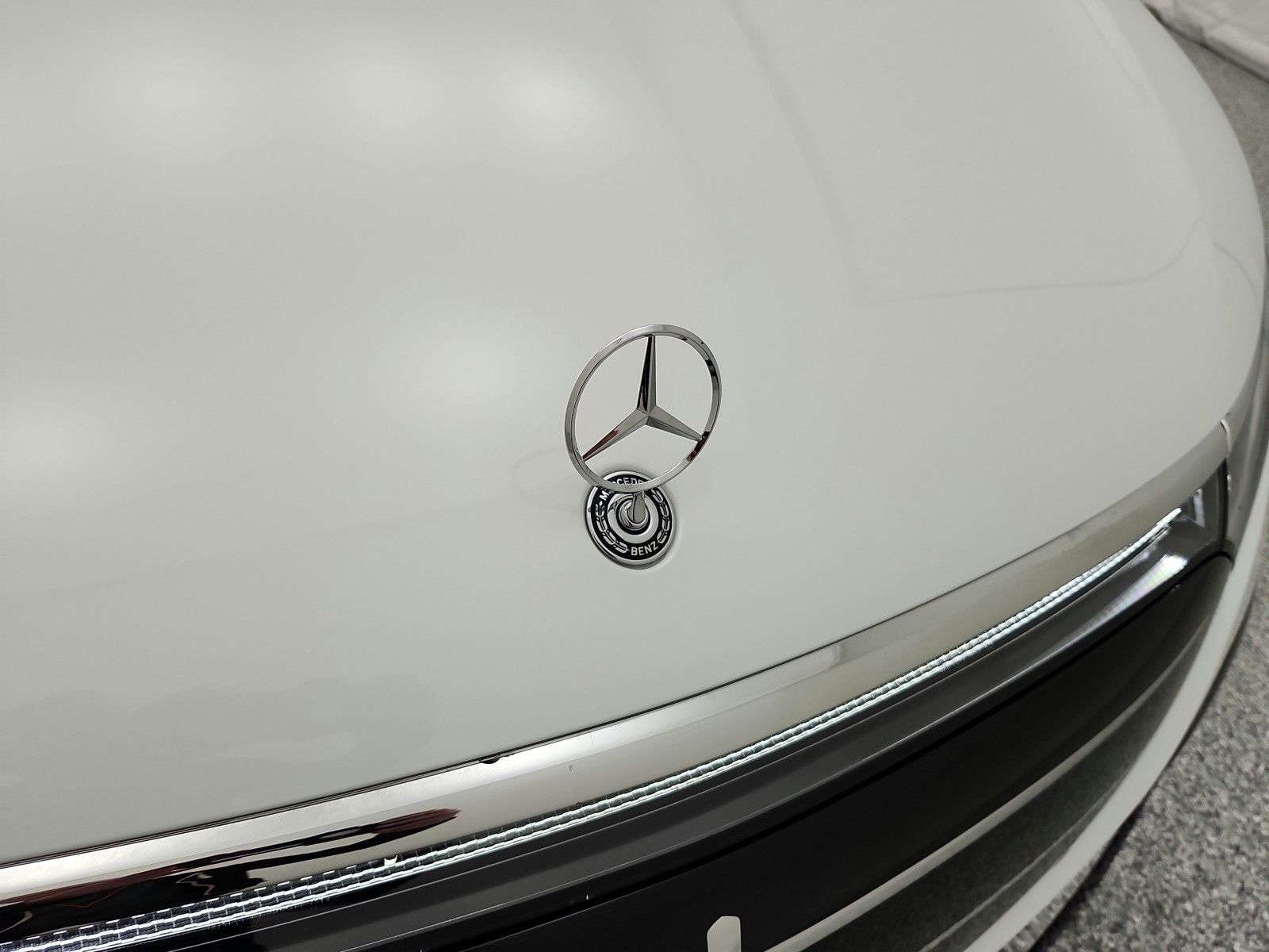 New 2026 MANUFAKTUR Moonlight White Metallic Mercedes-Benz EQS 580 image 13