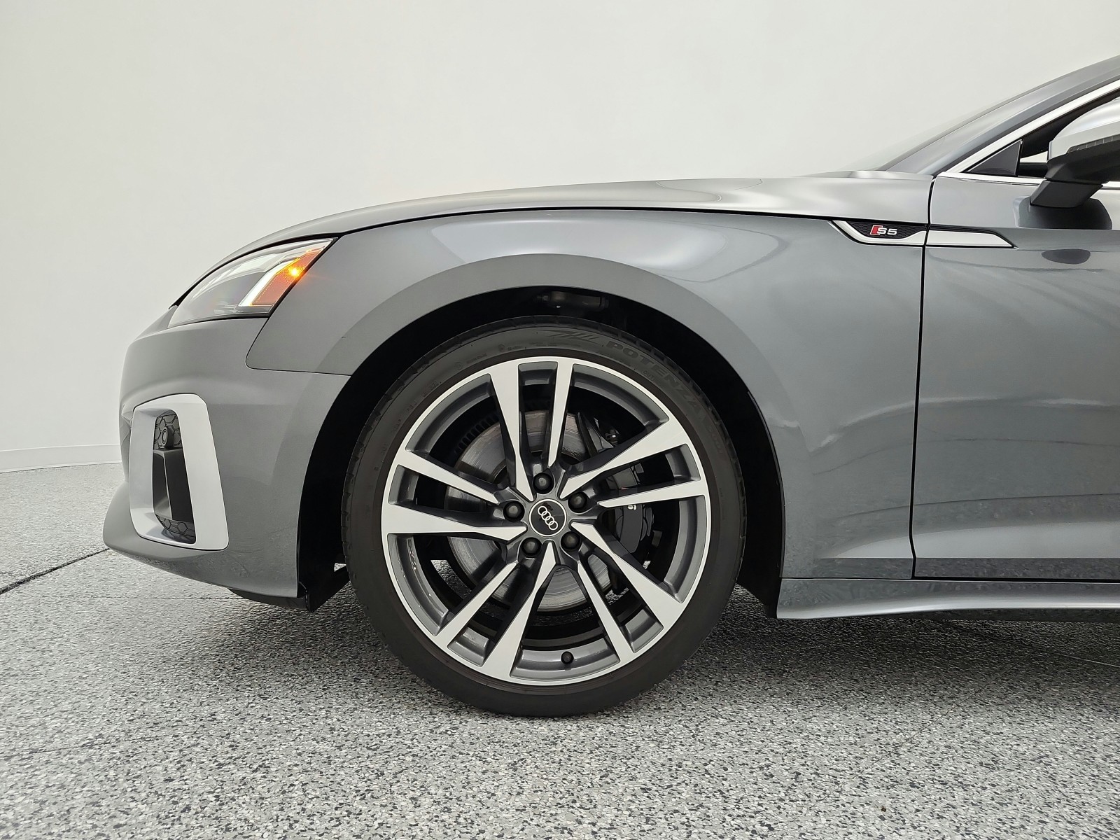 Used 2023 Daytona Gray Pearl Effect Audi Premium Plus 3.0 TFSI quattro image 18