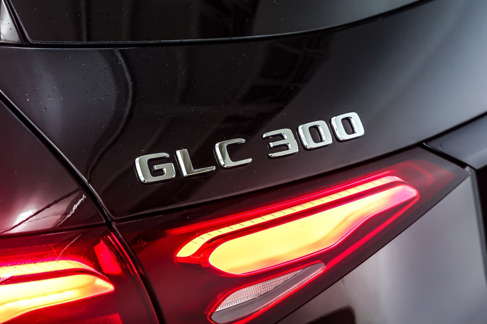 Used 2024 Obsidian Black Metallic Mercedes-Benz GLC 300 4MATIC® SUV image 9