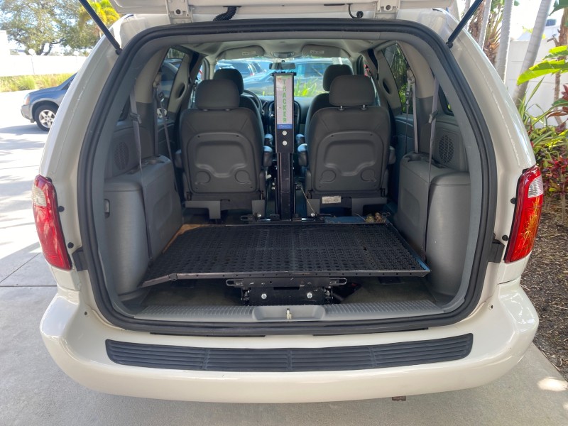 2006 Dodge Caravan SXT LOW MILES 28,367 1 OWNER HANDICAP LIFT in , 