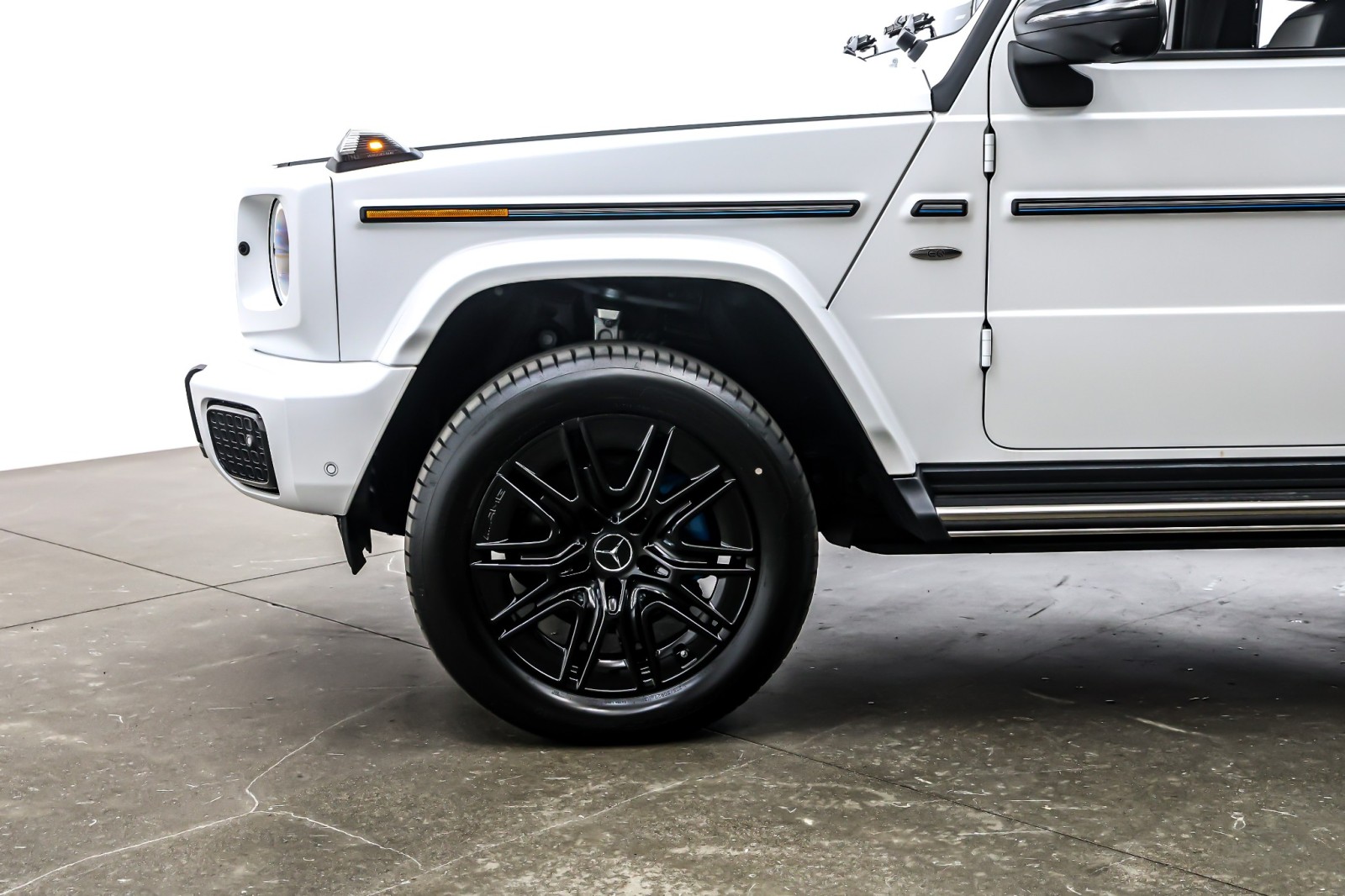 New 2025 MANUFAKTUR Moonlight White Magno Mercedes-Benz G 580e image 10