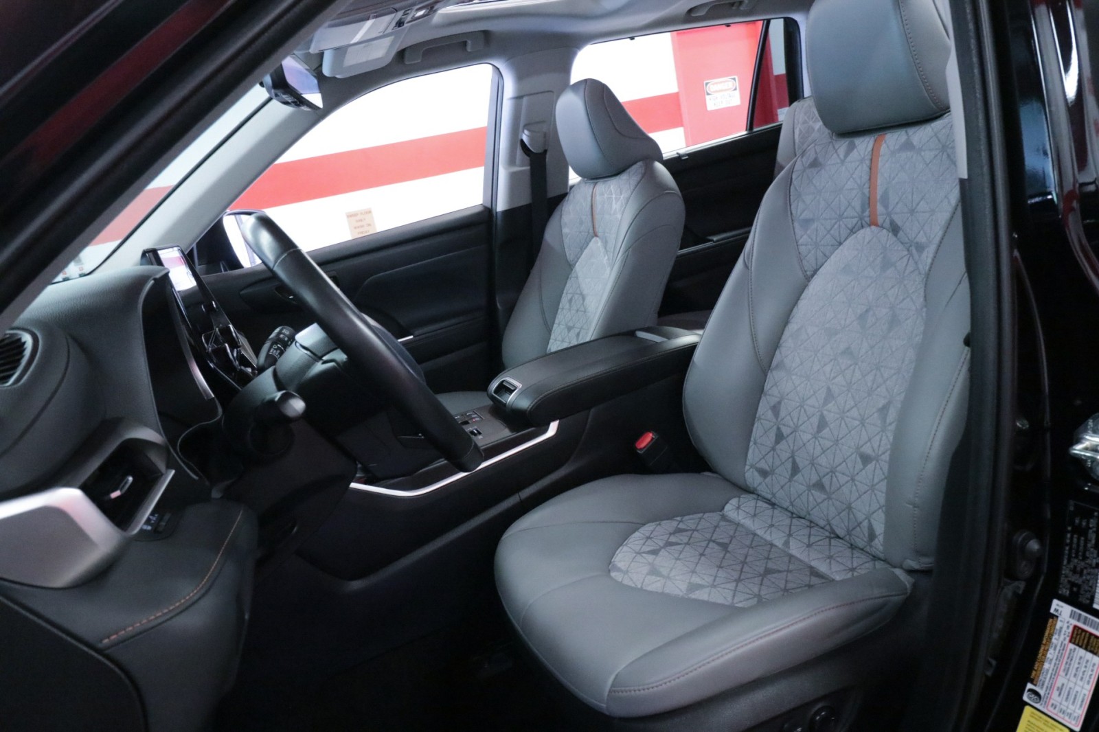 Used Car 2023 Toyota Highlander  Hybrid Bronze Edition For Sale Under $40,000 In Austin, Texas