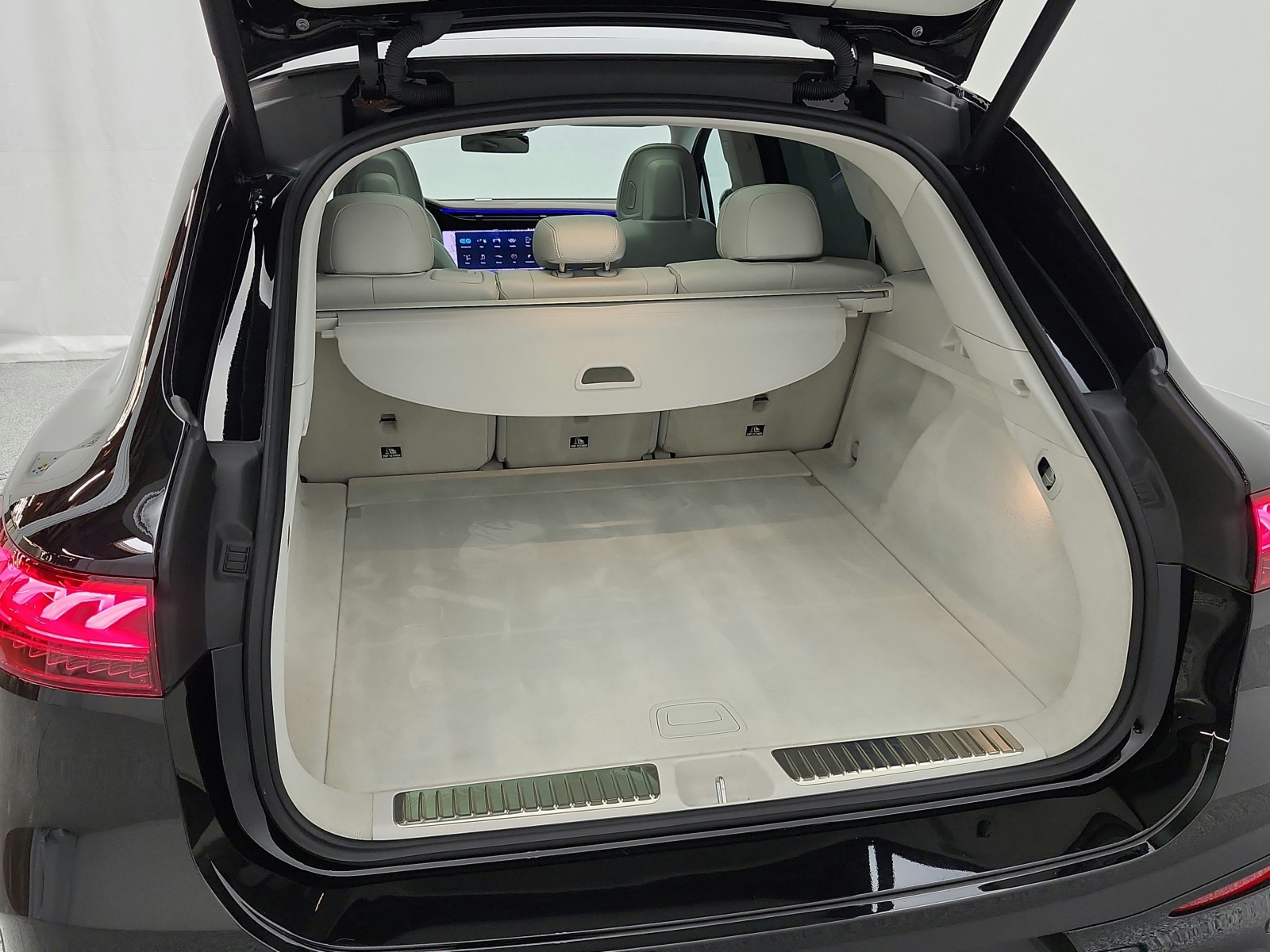 Certified Used 2023 Obsidian Black Metallic Mercedes-Benz EQS 580 4MATIC® SUV image 27